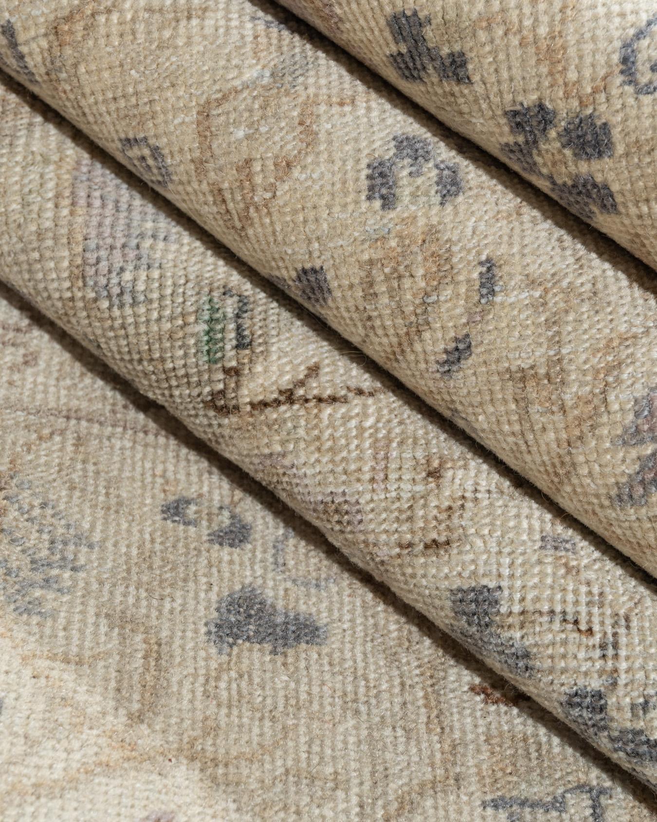 Subduierter elfenbeinfarbener türkischer Sivas-Teppich (Handgeknüpft) im Angebot