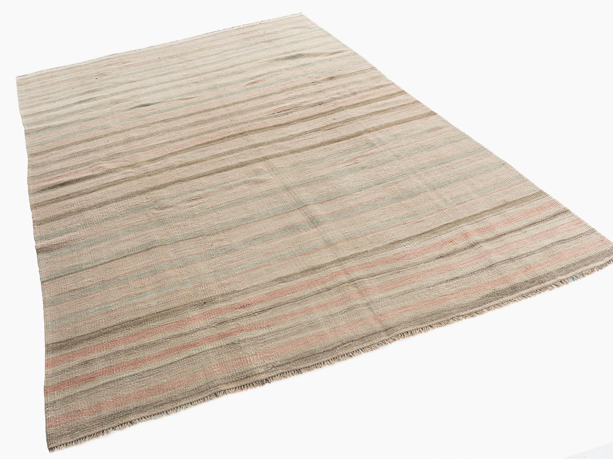 Vintage Circa 1940 Subdued Turkish Kilim Wool Hand Knotted Rug 5'3 X 8'5 en vente 3