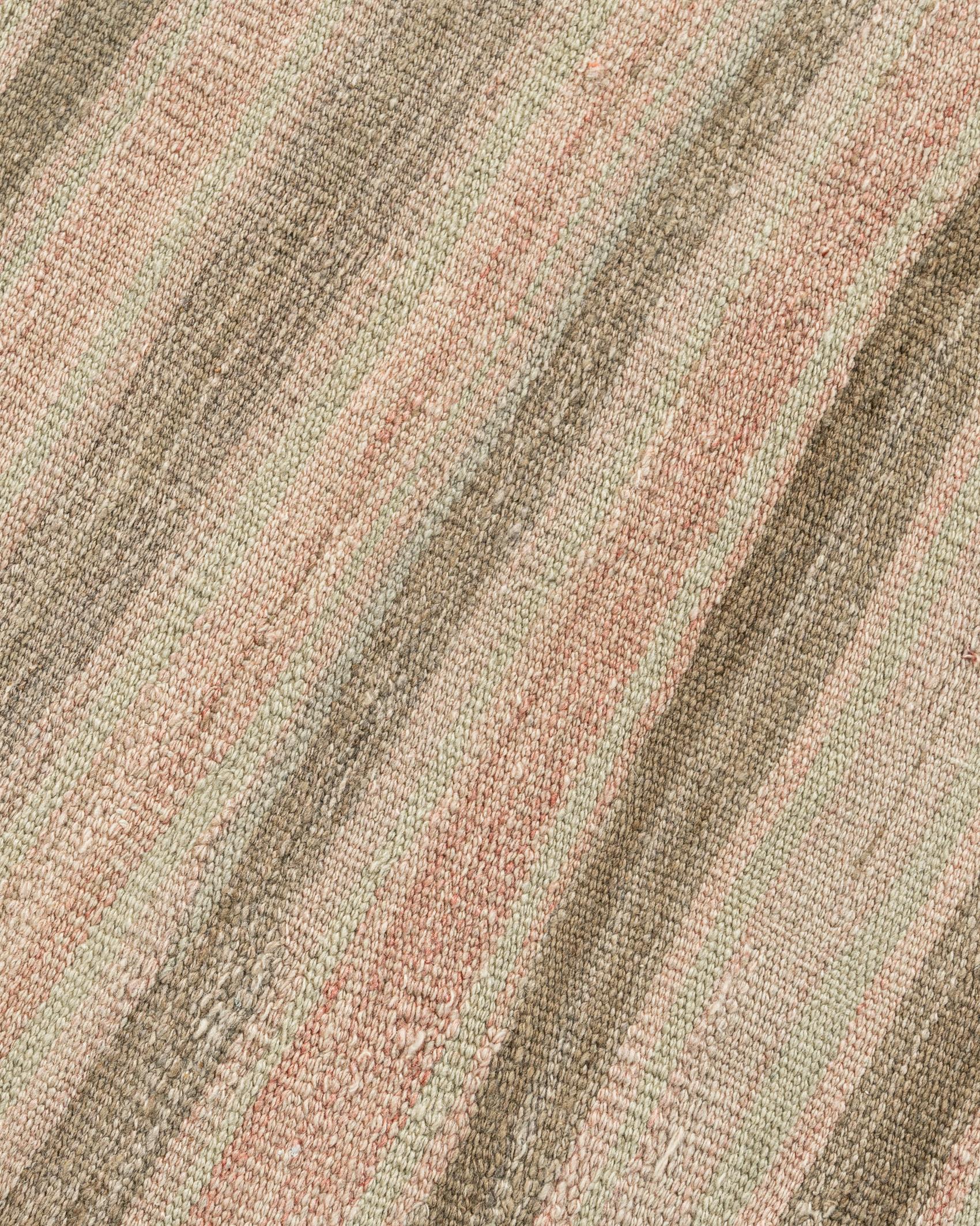 Vintage Circa 1940 Subdued Turkish Kilim Wool Hand Knotted Rug 5'3 X 8'5 en vente 4
