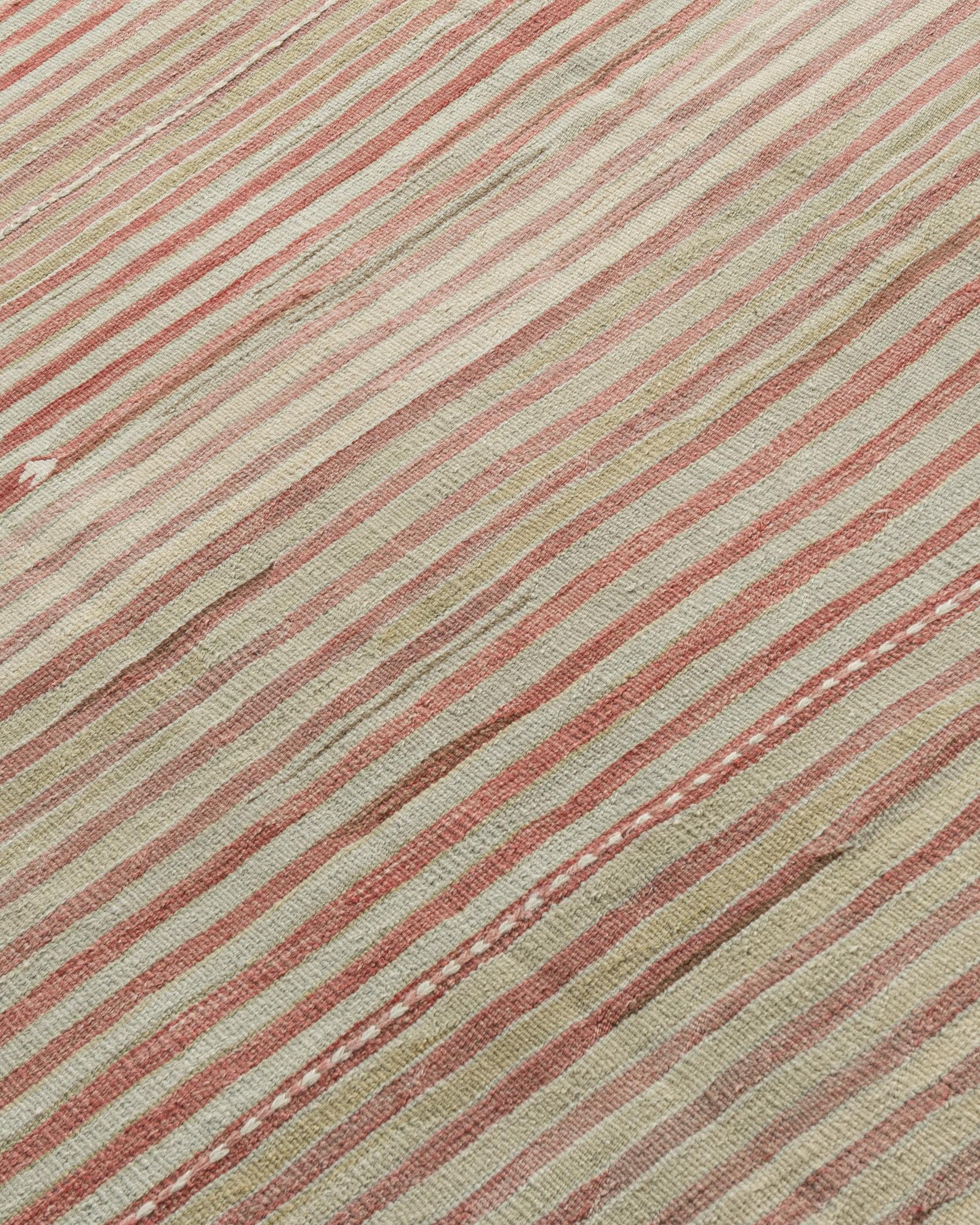Vintage Subdued Turkish Kilim Rug 5'3 X 8'5. Ce Kilim turc vintage à tissage plat a été tissé à la main dans les années 1940. La simplicité et l'audace de cette pièce peuvent également donner une touche contemporaine et s'intègrent aussi bien dans