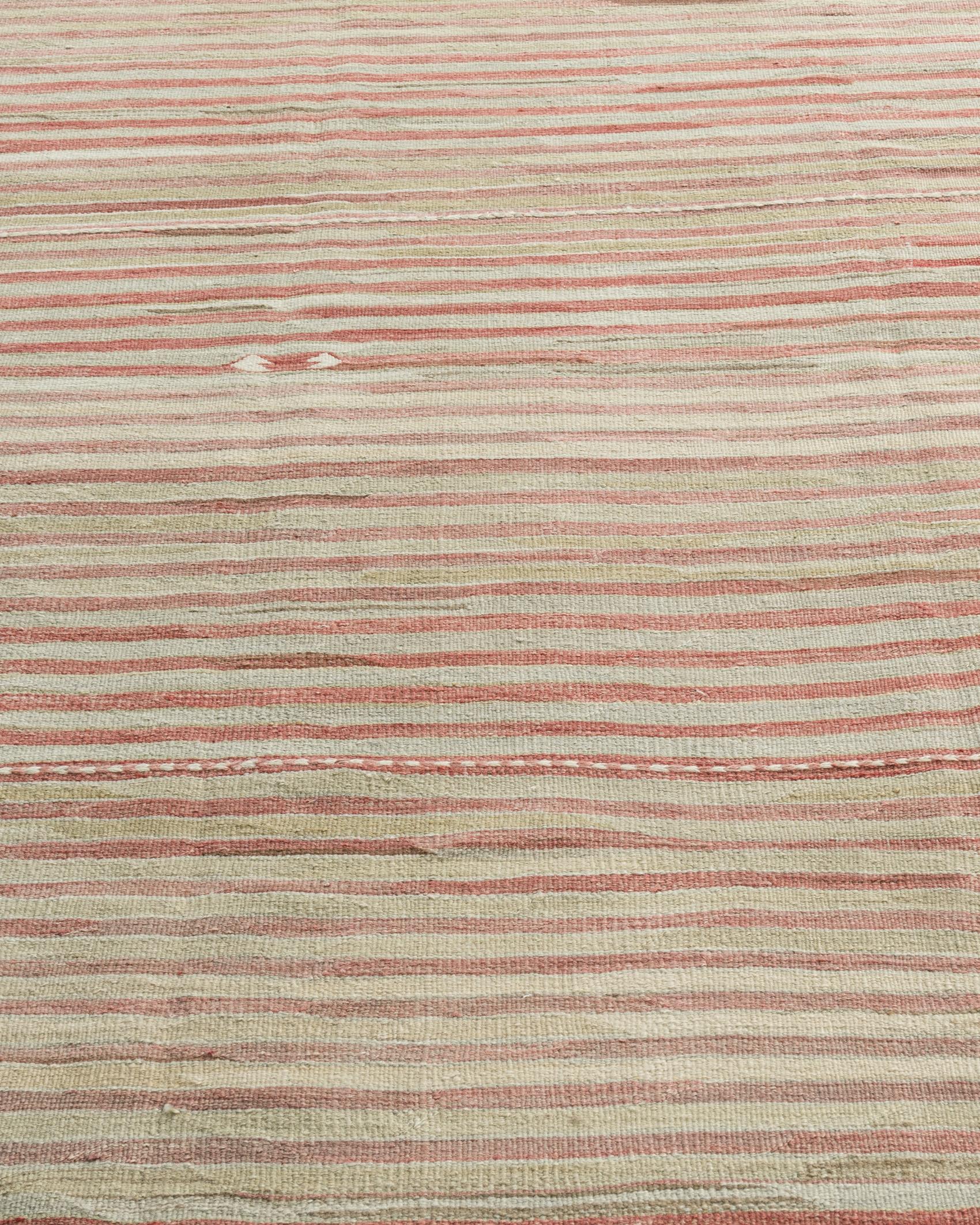 Tissé à la main Vintage Circa 1940 Subdued Turkish Kilim Wool Hand Knotted Rug 5'3 X 8'5 en vente