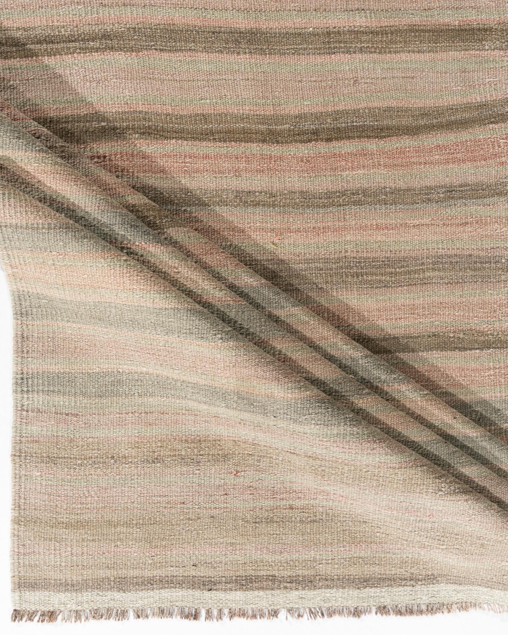Vintage Circa 1940 Subdued Turkish Kilim Wool Hand Knotted Rug 5'3 X 8'5 en vente 2