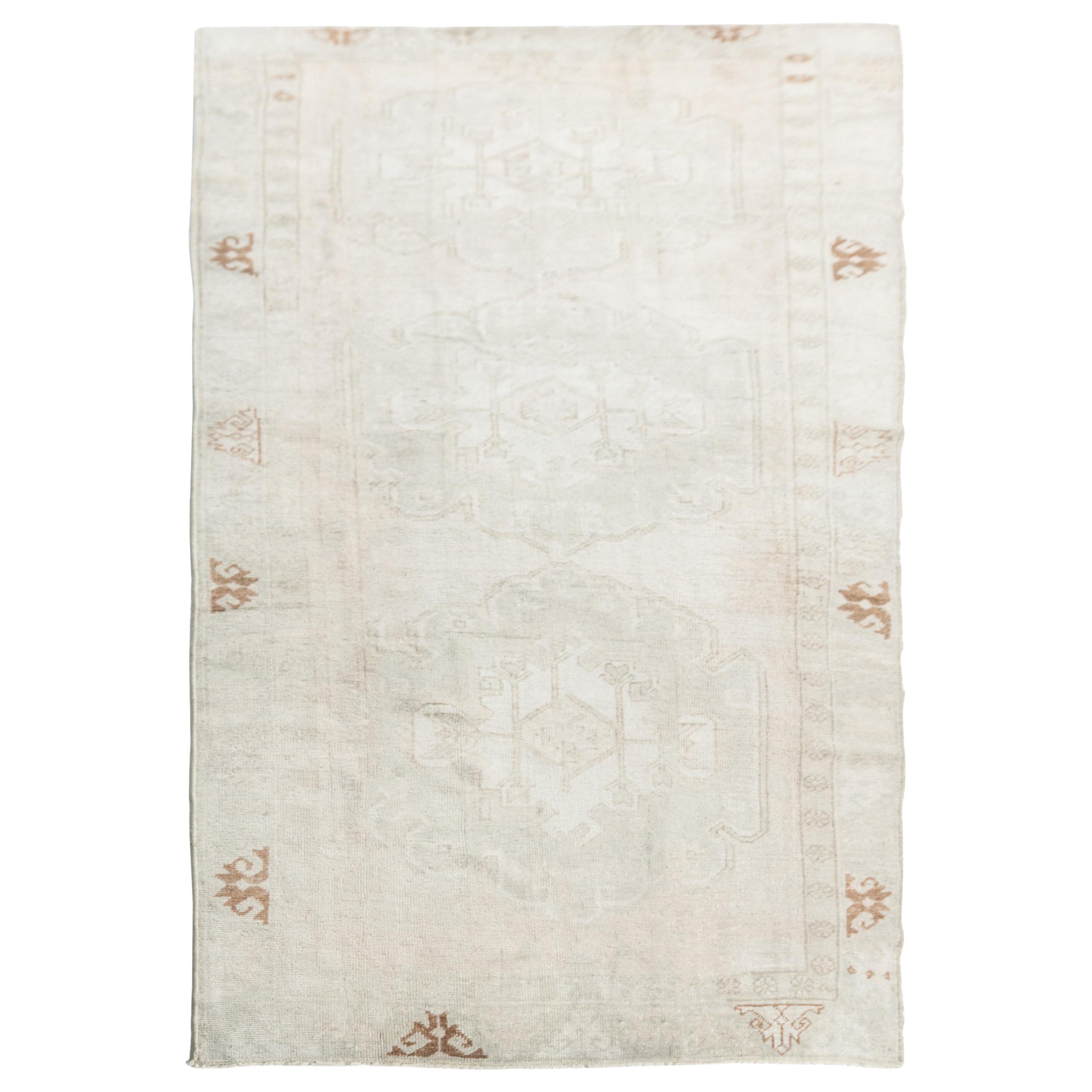 Subduierter türkischer Oushak-Läufer im Vintage-Stil 4'2 X 11'8 im Angebot