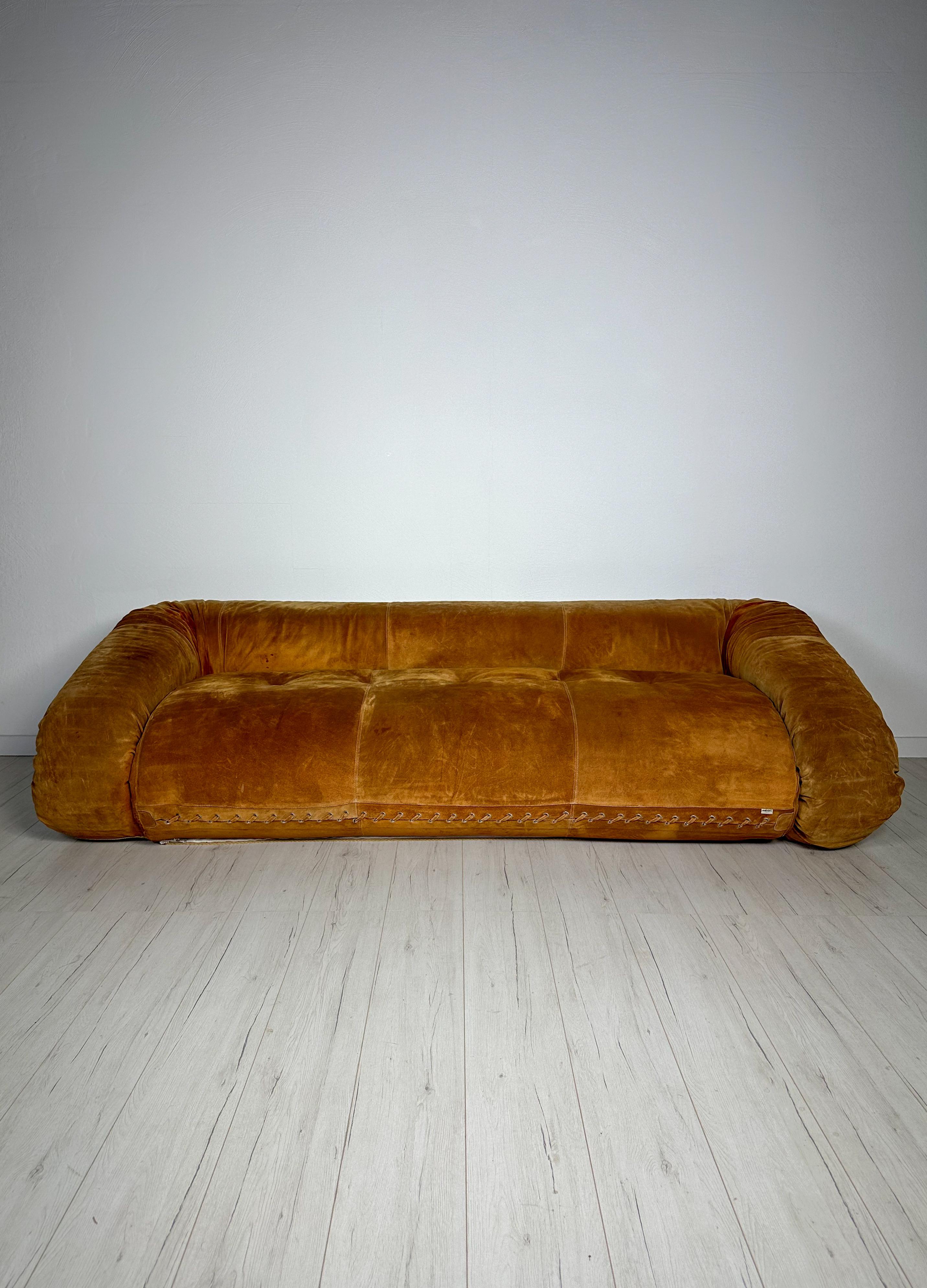 Very special, beautiful 3-seater ‘Anfibio’ sofa by Alessandro Becchi for Giovannetti, Italy around 1970. Wonderful suede in cognac/golden brown with unique patina and color gradients. Unfolded with sleep function and a mattress padded inside with