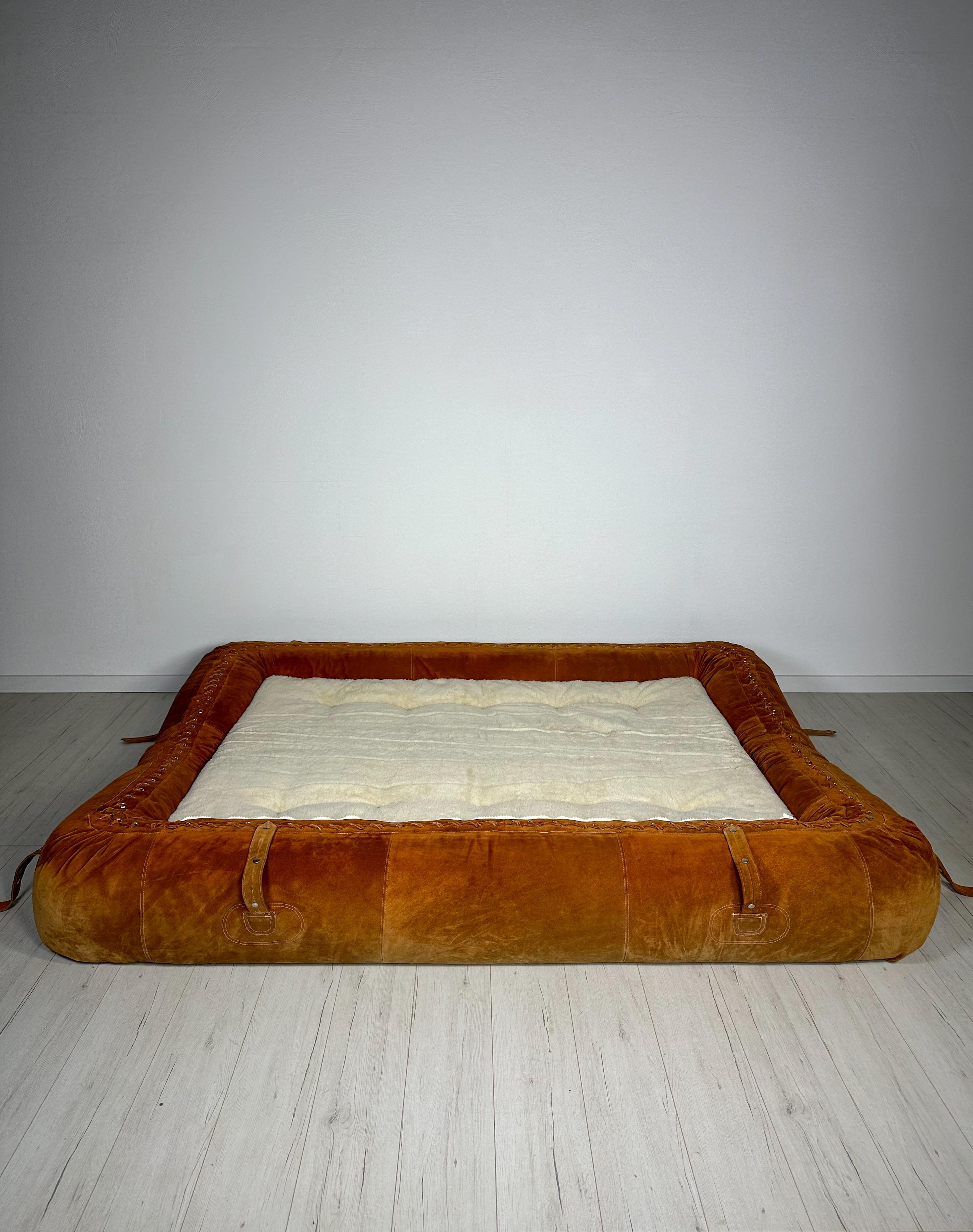 Mid-Century Modern Vintage Suede 3-Seater Anfibio Sofa Bed by Alessandro Becchi for Giovannetti 70s For Sale