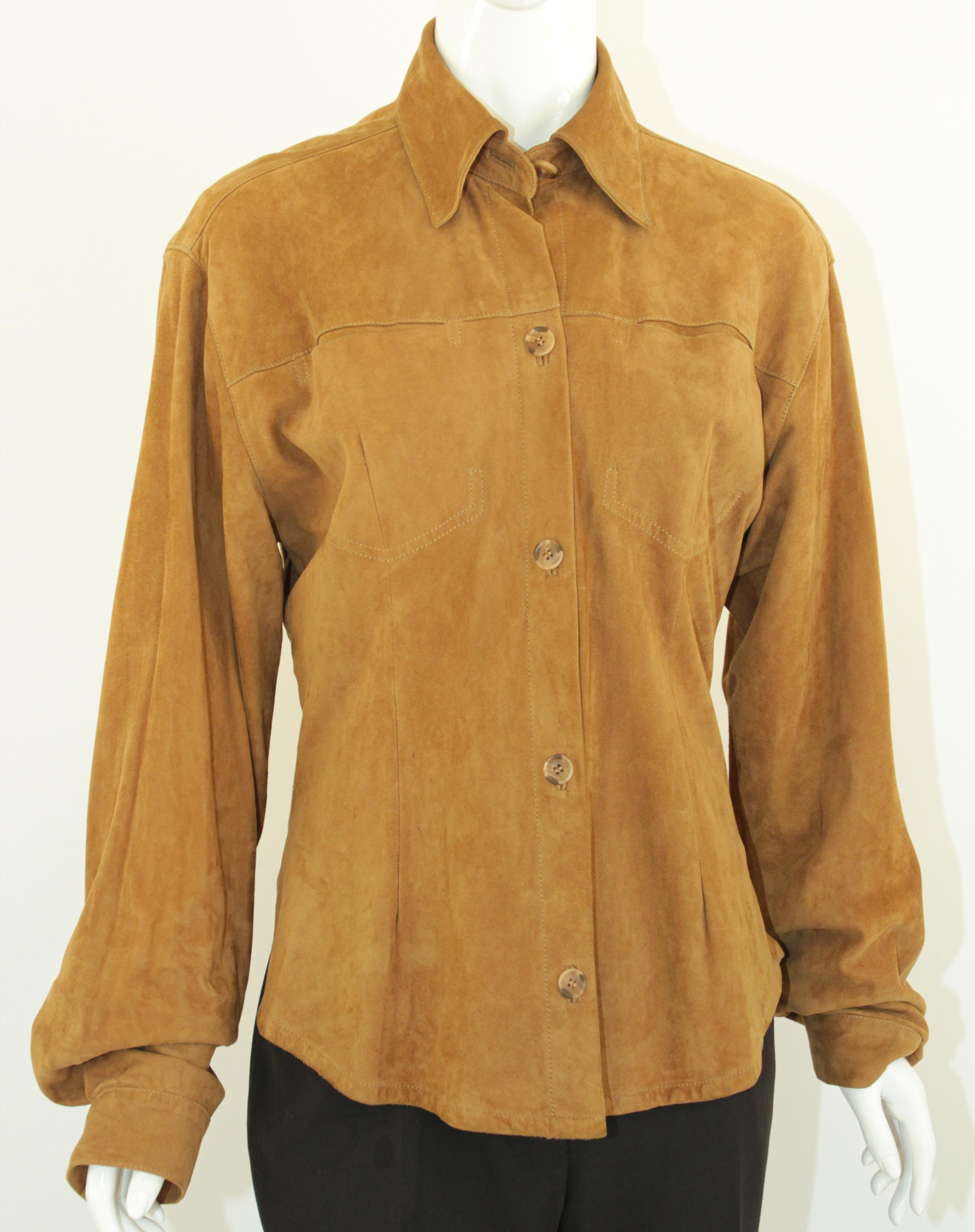 Vintage suede shirt jacket light brown.
Women camel suede shirt jacket.
Vintage brown suede shirt blouse real leather.
Suede shirt jacket, button front, collar, chest pockets, stitching, lined interior, buttoned cuffs. 
Size: 14
Slim fit.
Dimensions
