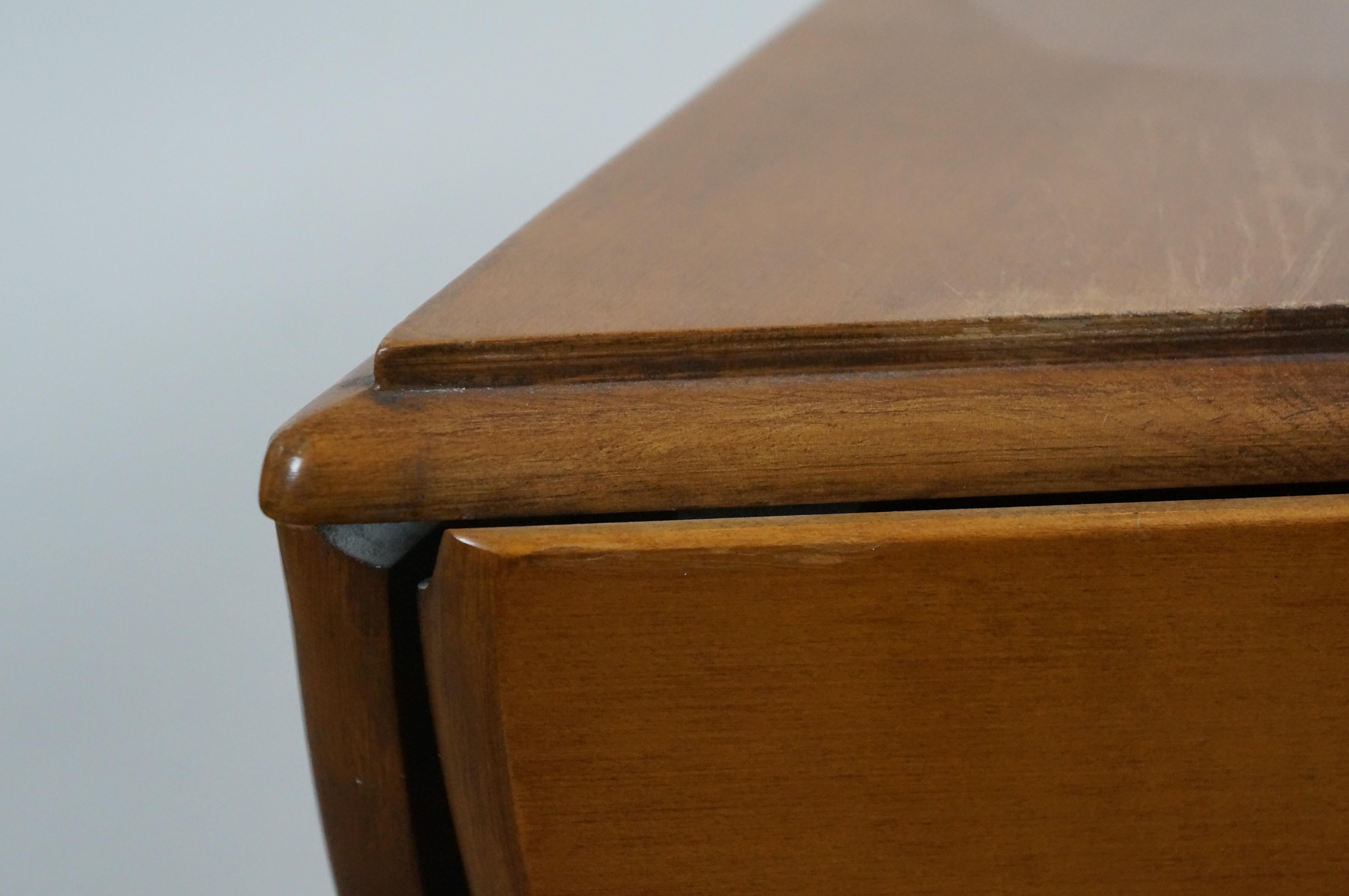 Vintage Sugar Maple Triangular Drop Leaf Pembroke Tripod Trefoil Clover Table For Sale 7