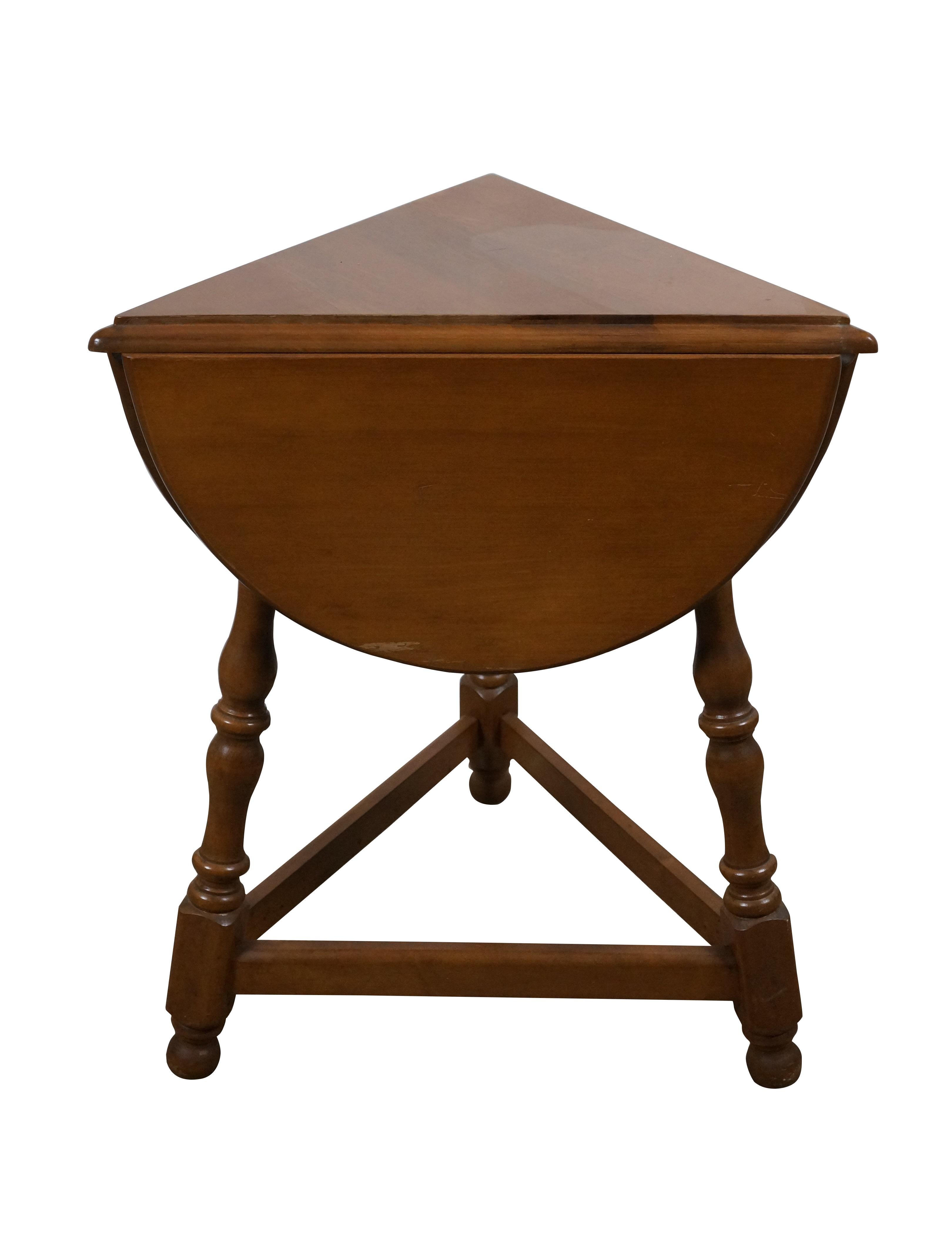 American Colonial Vintage Sugar Maple Triangular Drop Leaf Pembroke Tripod Trefoil Clover Table For Sale