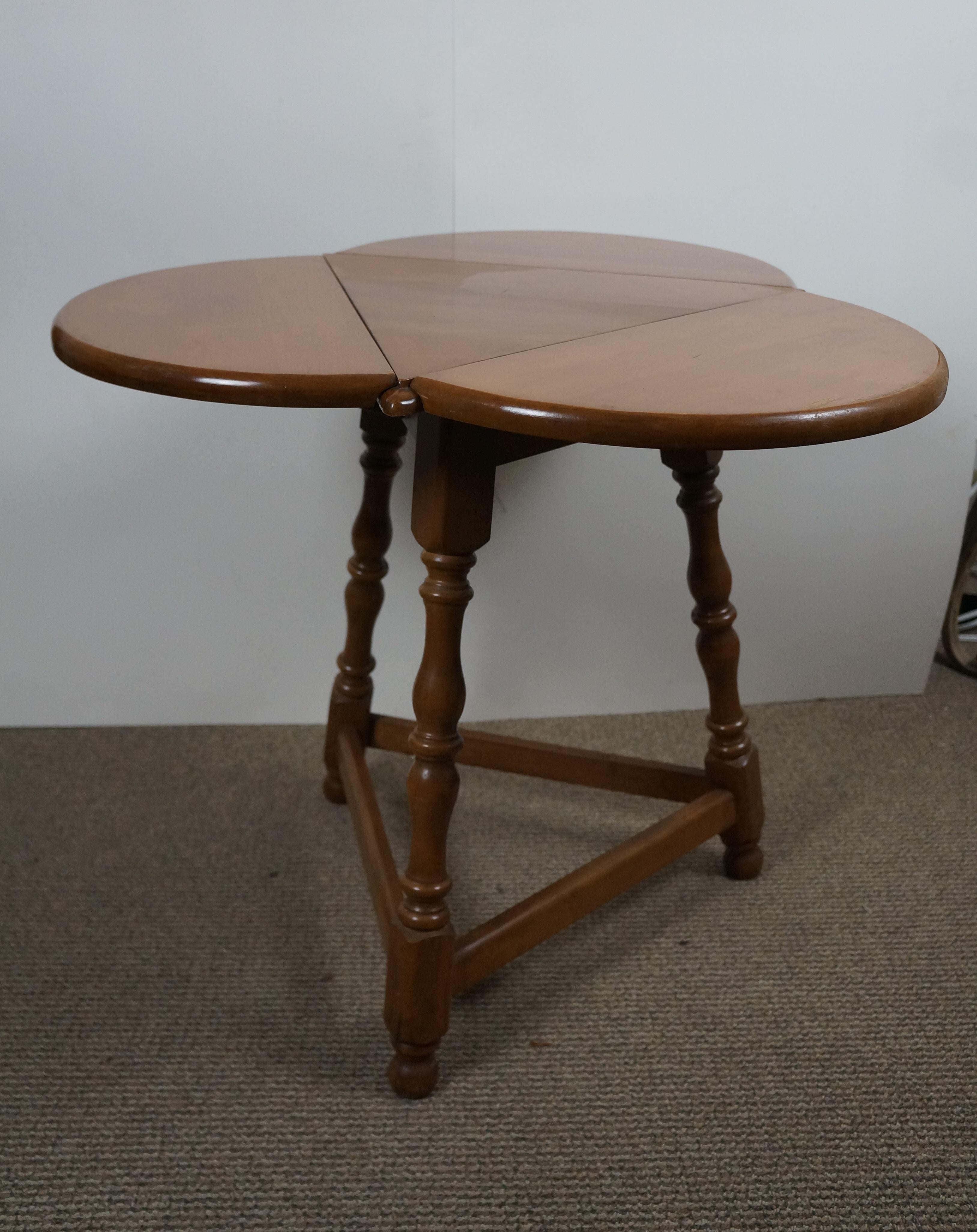 Vintage Sugar Maple Triangular Drop Leaf Pembroke Tripod Trefoil Clover Table In Fair Condition For Sale In Dayton, OH