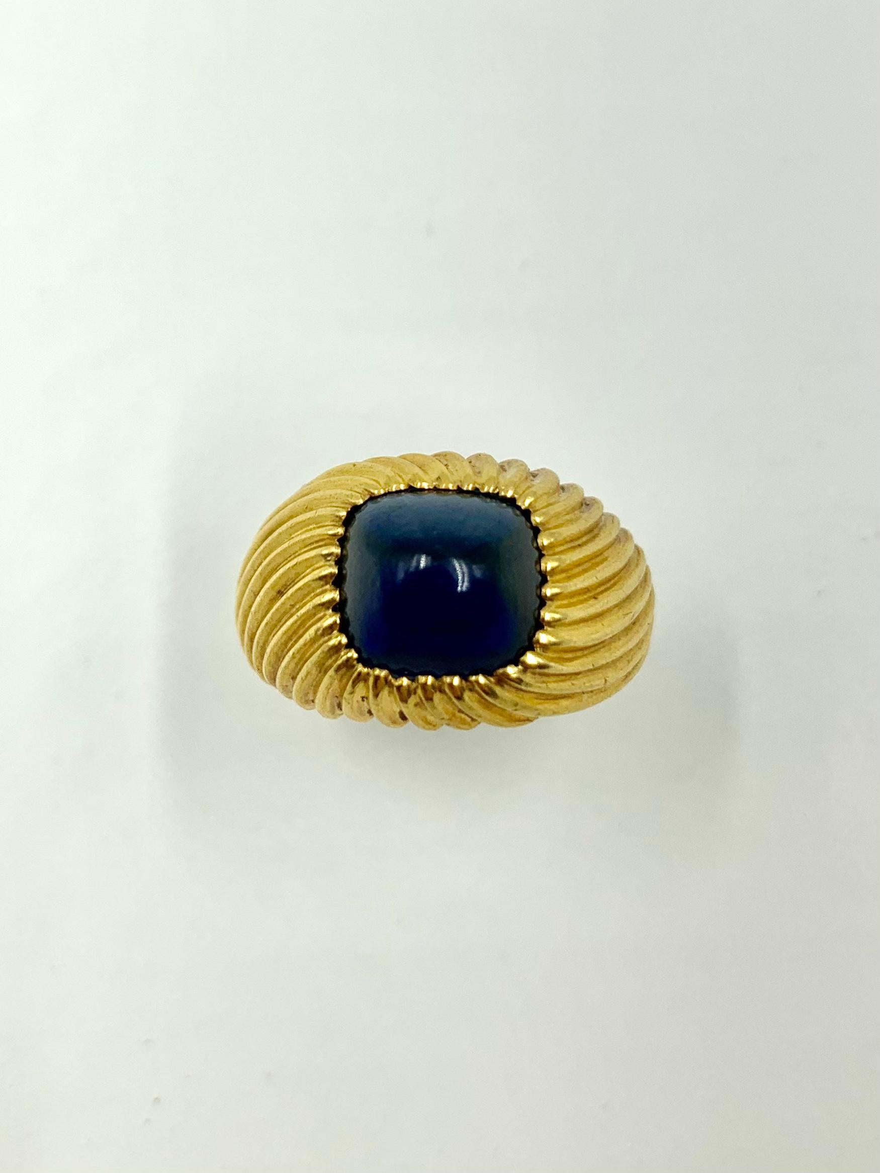 Vintage Sugarloaf Cabochon Sapphire 18K Yellow Gold Tourbillon Twist Ring For Sale 7