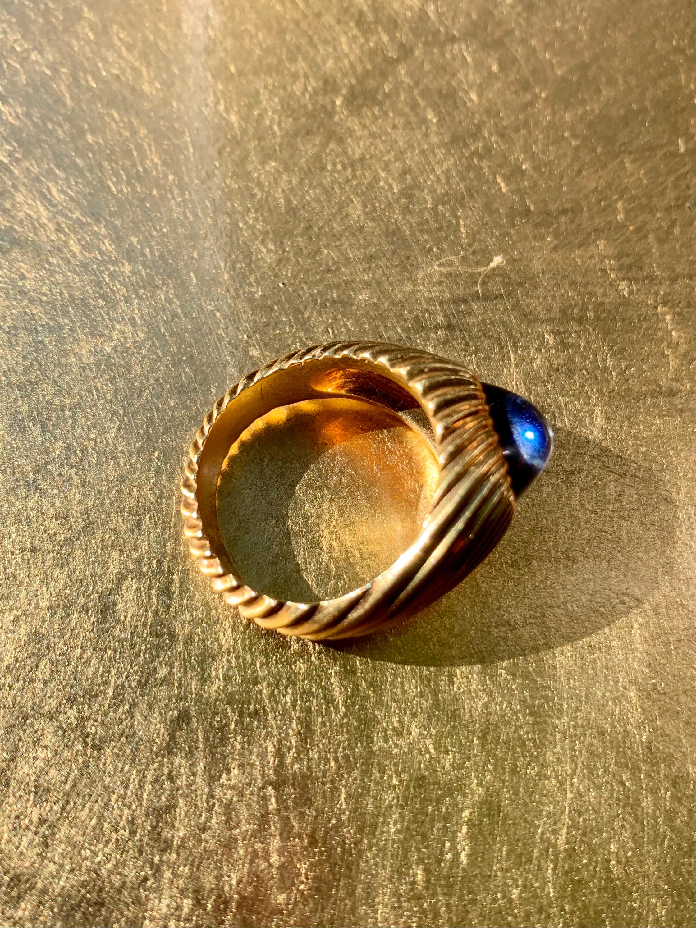 Estate 3.5 TCW Sugarloaf Sapphire 18K Yellow Gold Tourbillon Twist Signet Ring In Good Condition For Sale In New York, NY