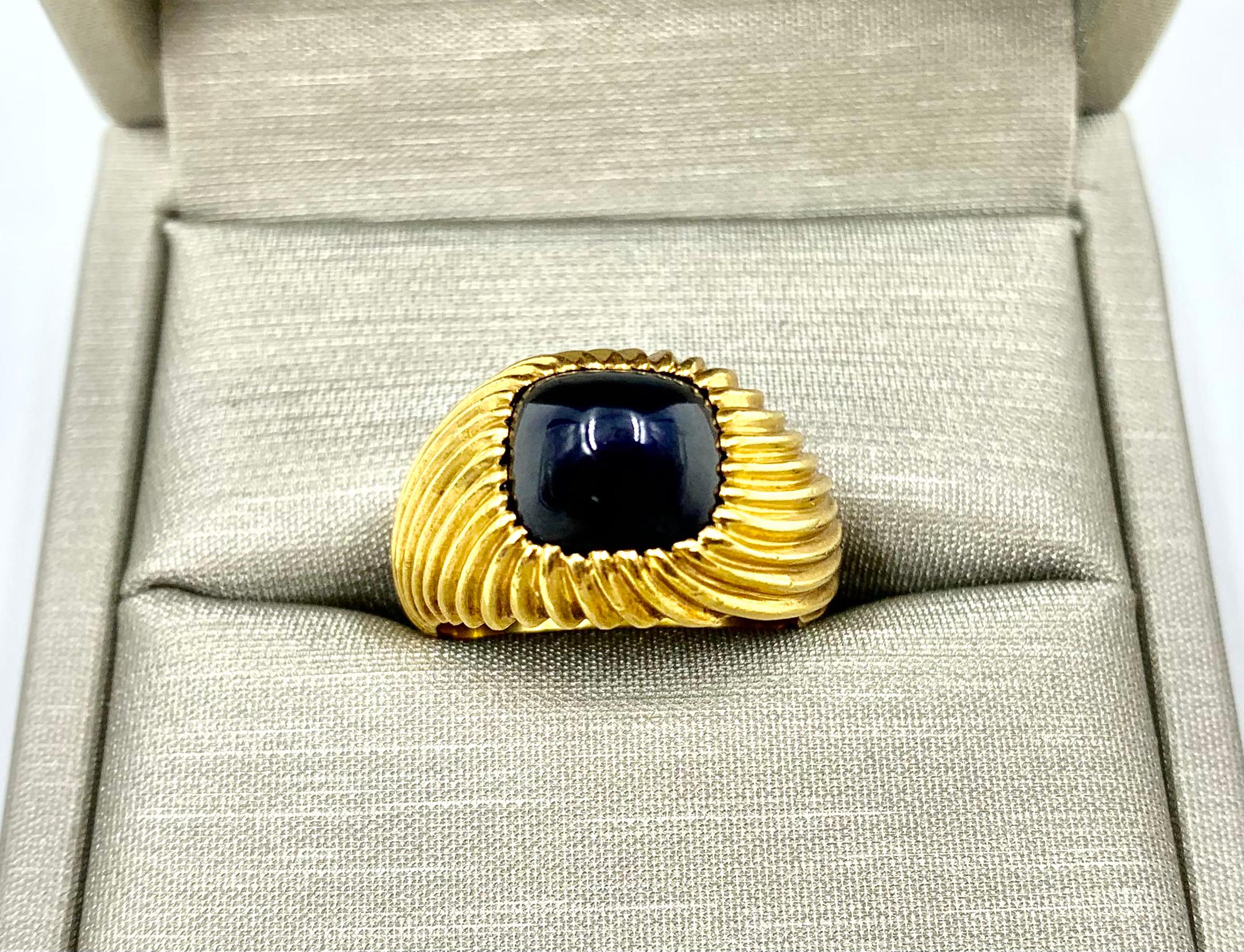 Cushion Cut Vintage Sugarloaf Cabochon Sapphire 18K Yellow Gold Tourbillon Twist Ring For Sale