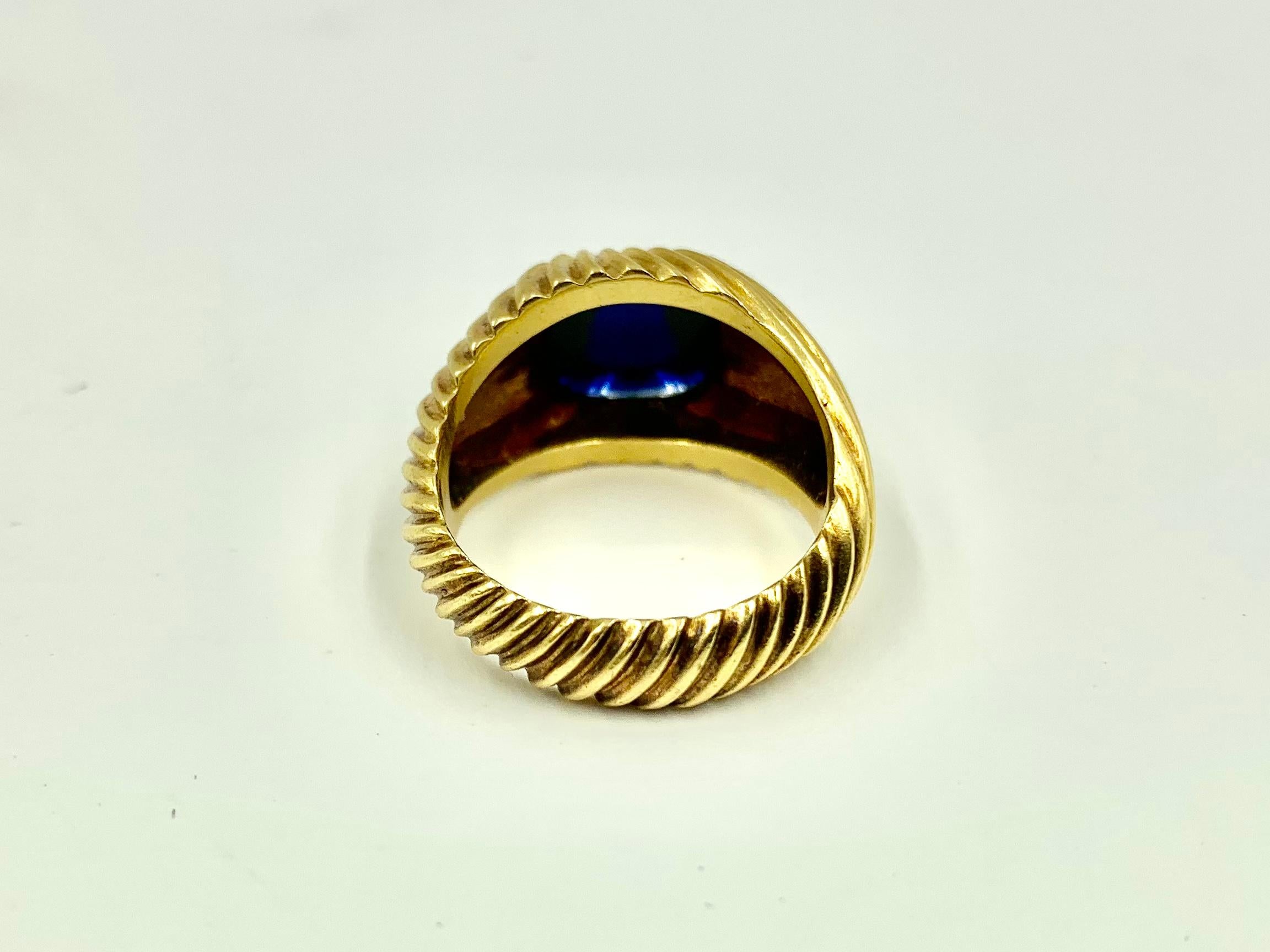 Vintage Sugarloaf Cabochon Sapphire 18K Yellow Gold Tourbillon Twist Ring For Sale 1