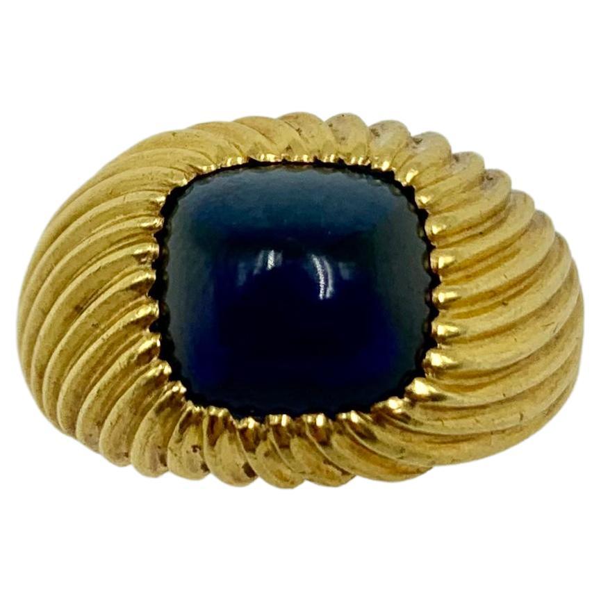Vintage Sugarloaf Cabochon Sapphire 18K Yellow Gold Tourbillon Twist Ring For Sale