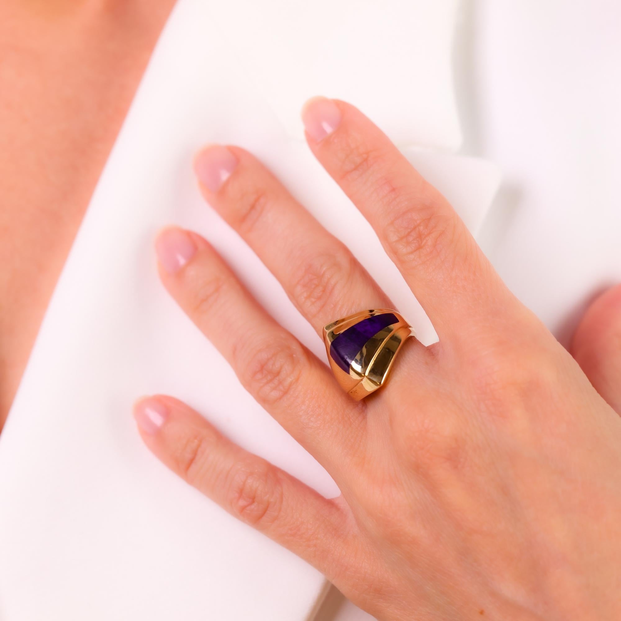 Anello cocktail in sugilite d'epoca in oro giallo 14k In condizioni ottime in vendita a Beverly Hills, CA