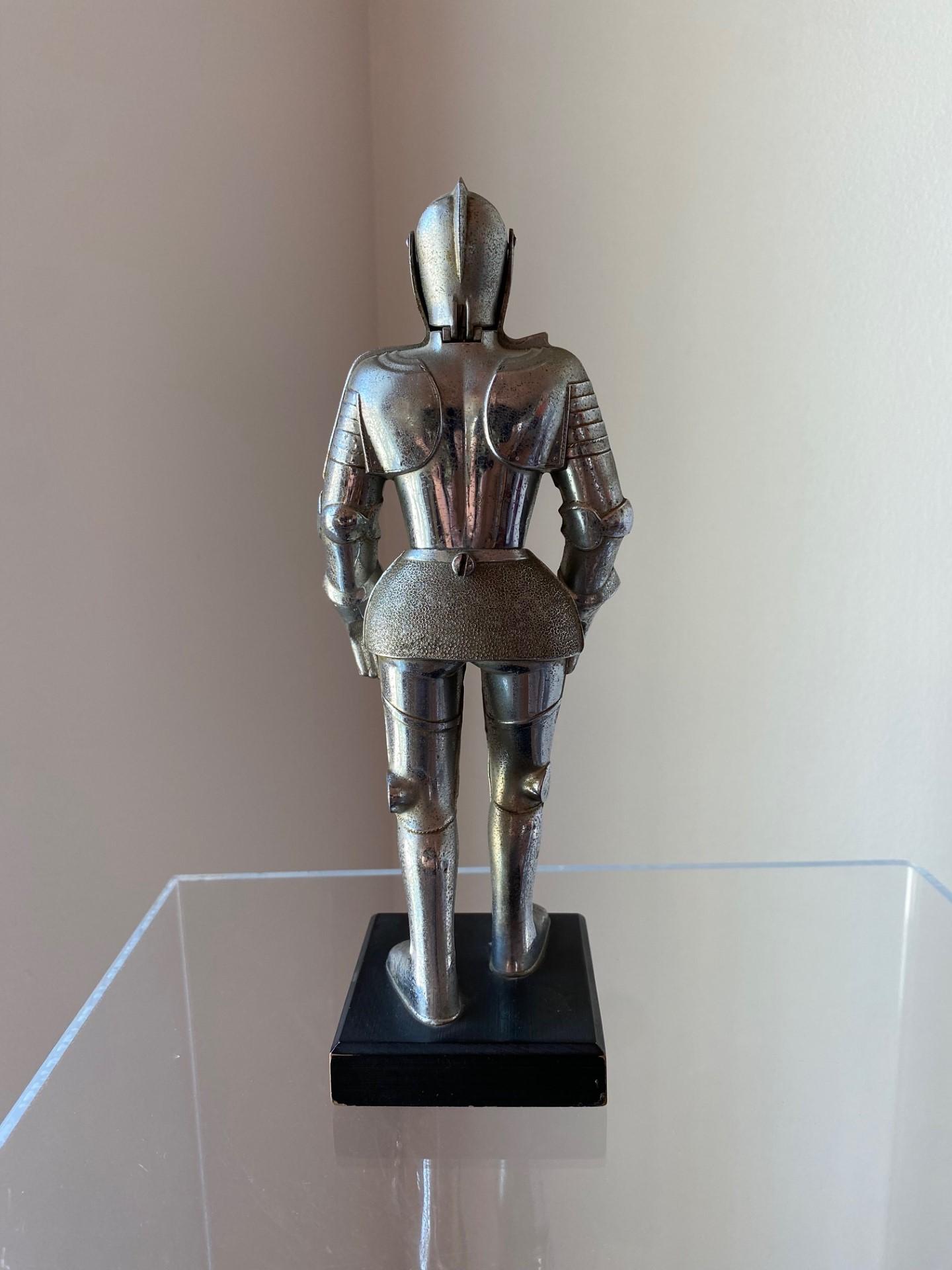Costume de chevalier médiéval en armure vintage Briquet de sculpture des années 1930 en vente 1