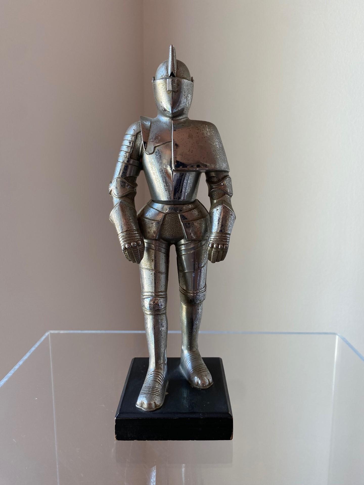 Costume de chevalier médiéval en armure vintage Briquet de sculpture des années 1930 en vente 3