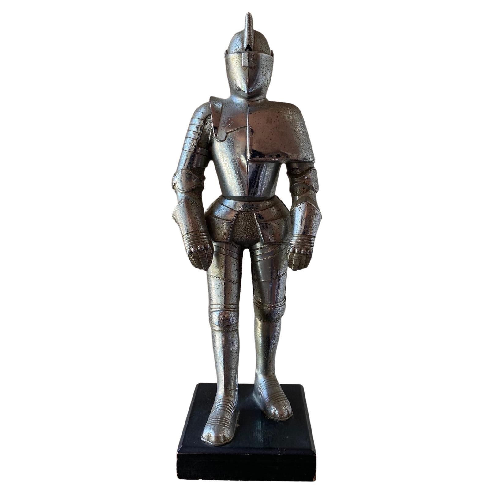 Costume de chevalier médiéval en armure vintage Briquet de sculpture des années 1930 en vente
