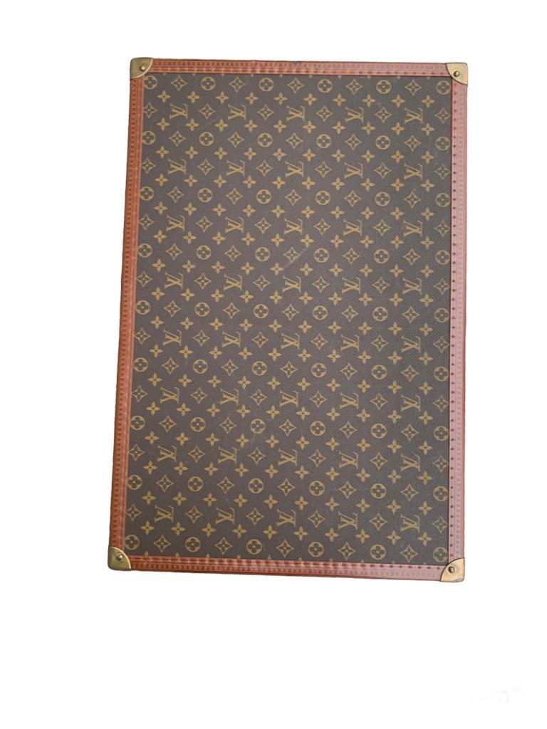 Vintage Louis Vuitton monogram suitcase. 70 cm wide, 47 cm deep and 18 cm high. It shows some signs of use but nothing to report. Very good condition.