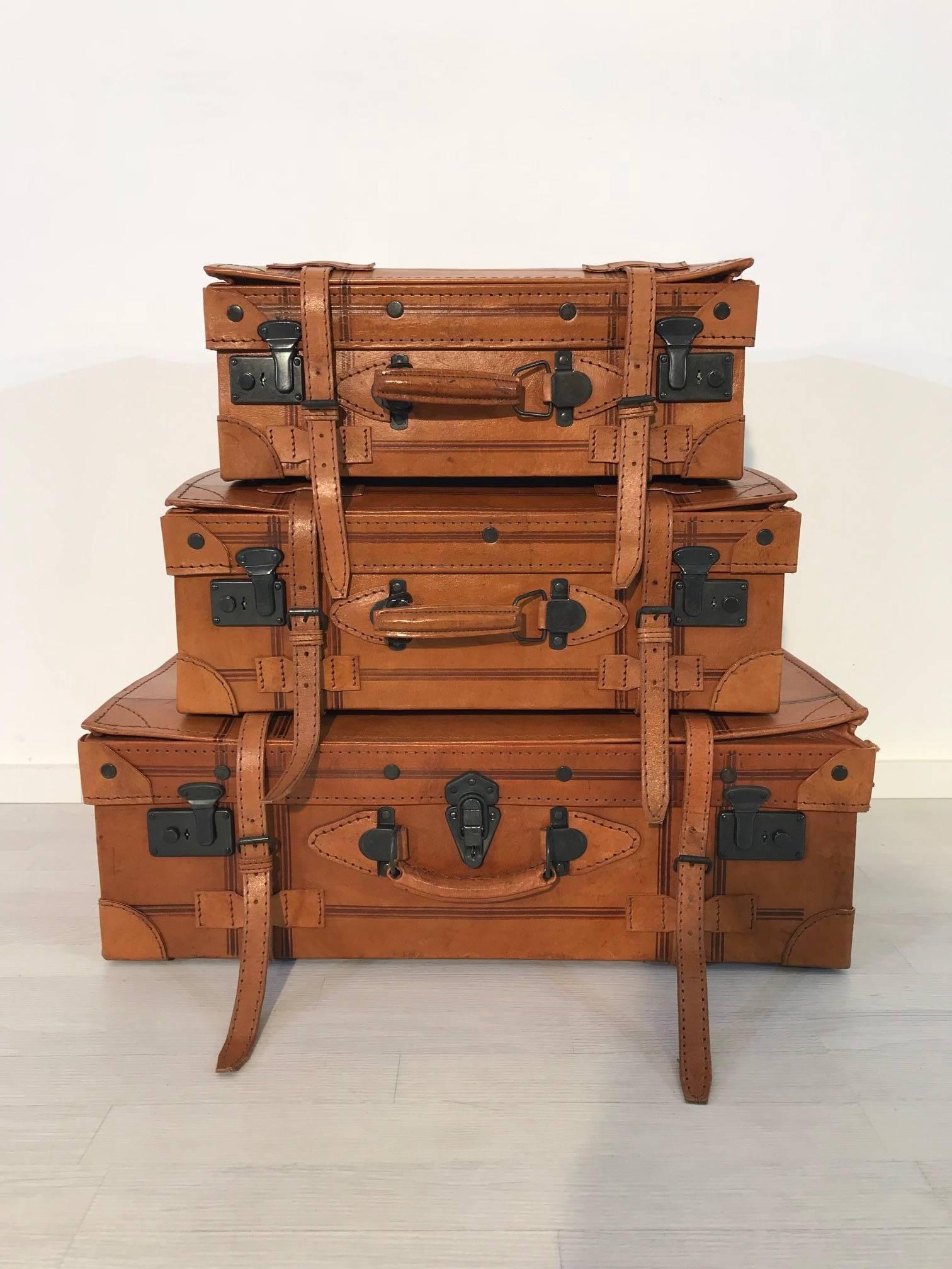 Great suitcase set made of pigskin leather from the 1930s. It consists of three different sized suitcases with following measurements:

1. Suitcase large: 47 D x 70 W x 22 H in cm

2. Suitcase medium: 35 D x 54 W x 21 H in cm

3. Suitcase