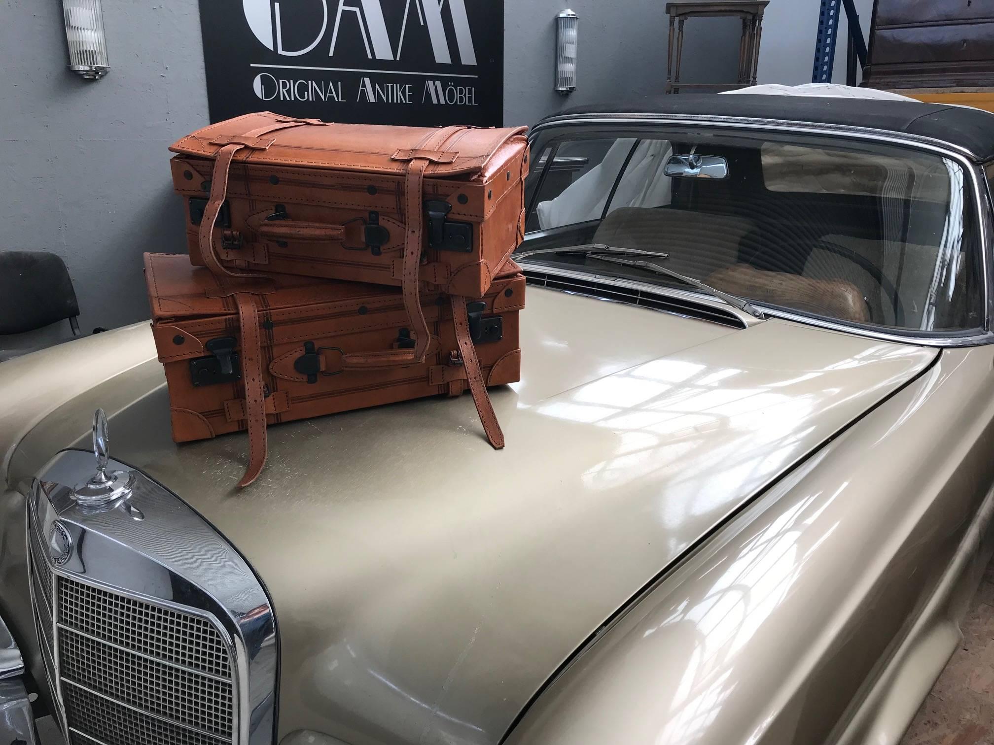 Mid-20th Century Vintage Suitcase Set For Sale