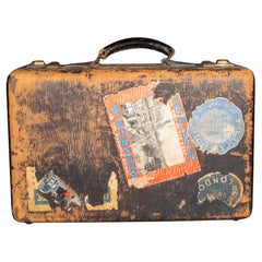 Valigia d'epoca con adesivi da viaggio originali c.1950