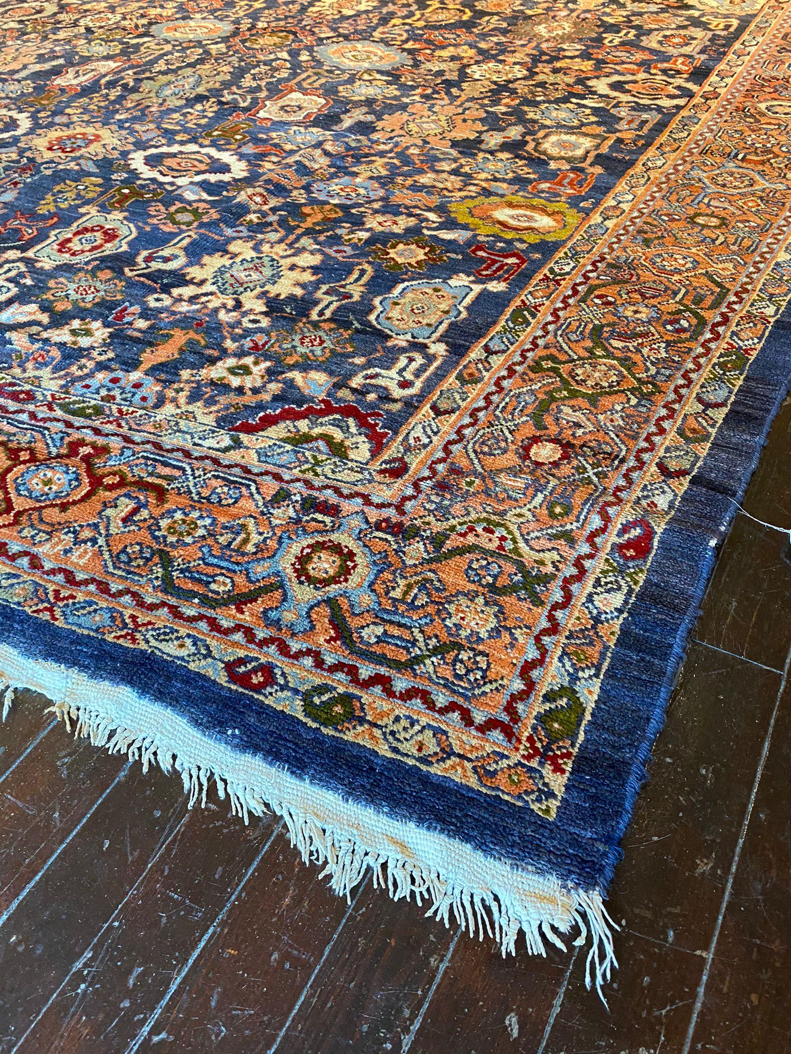 Vintage Sultanabad Persian Rug In Good Condition For Sale In Providence, RI