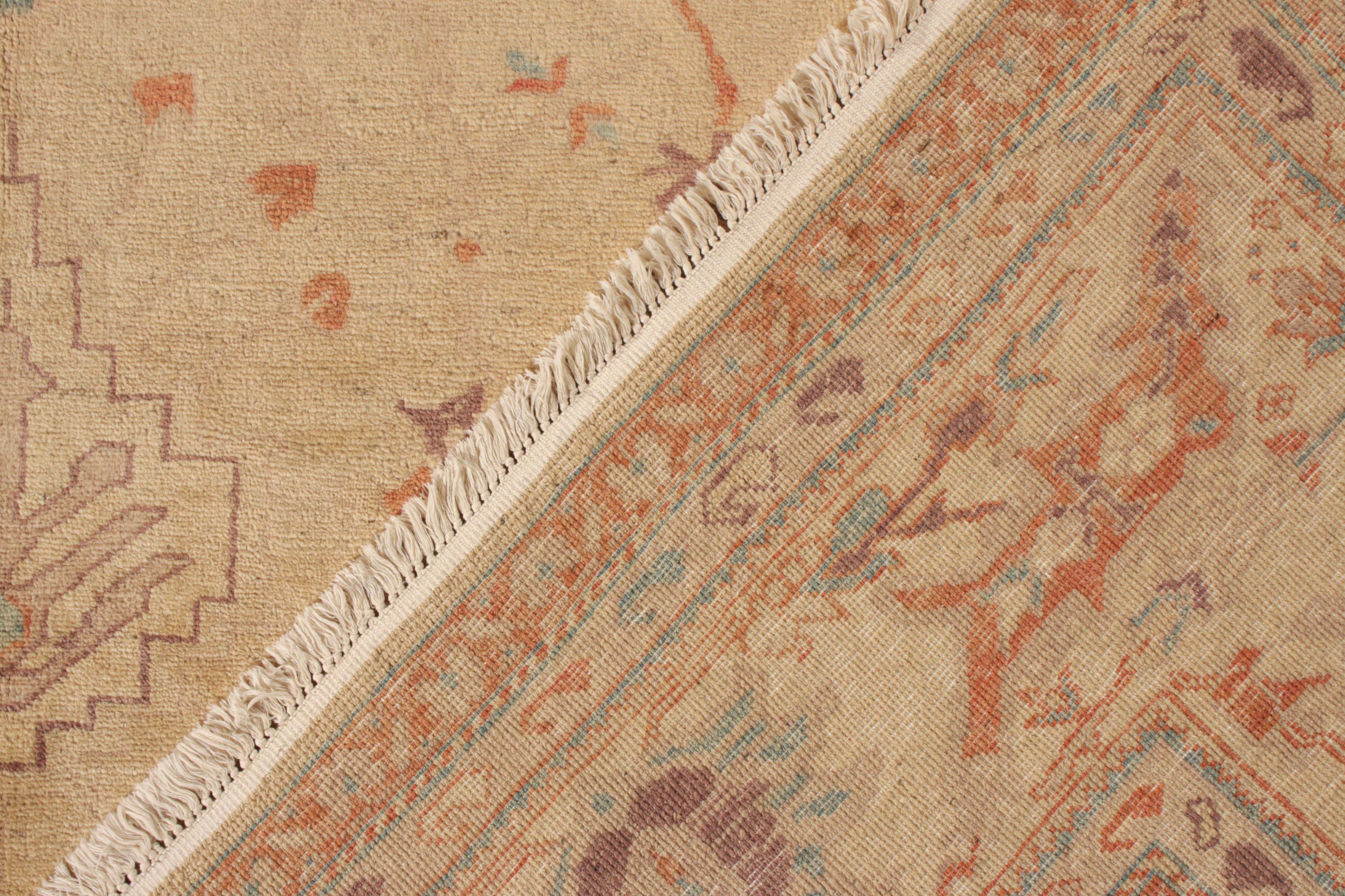 Sultanabad Vintage-Teppich in Beige, Orange mit Blumenmuster von Rug & Kilim, Vintage (21. Jahrhundert und zeitgenössisch) im Angebot