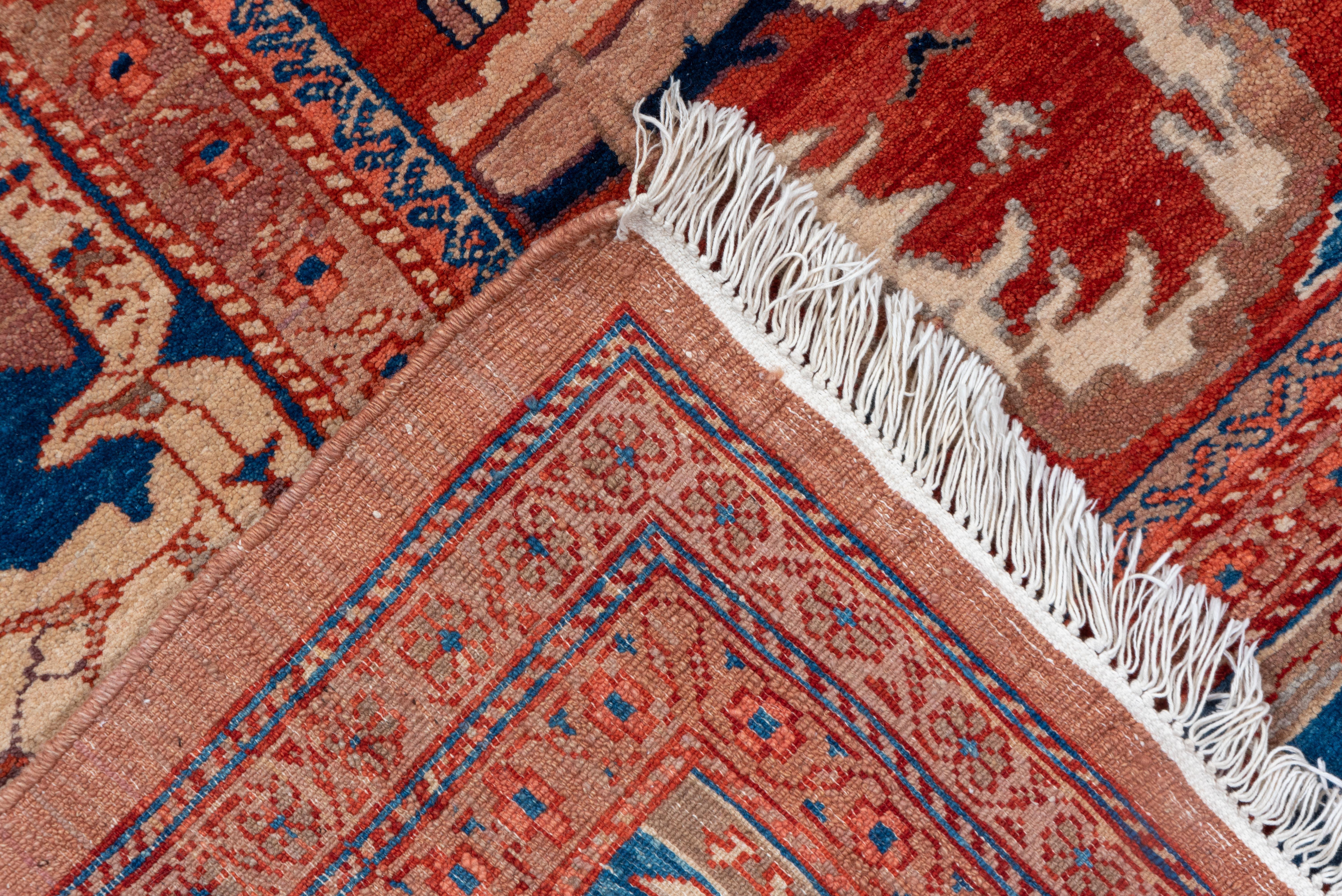 Sultanabad Rugs d'epoca con campo rosso ruggine e motivi di medaglioni Heriz in scala maggiore In condizioni buone in vendita a New York, NY