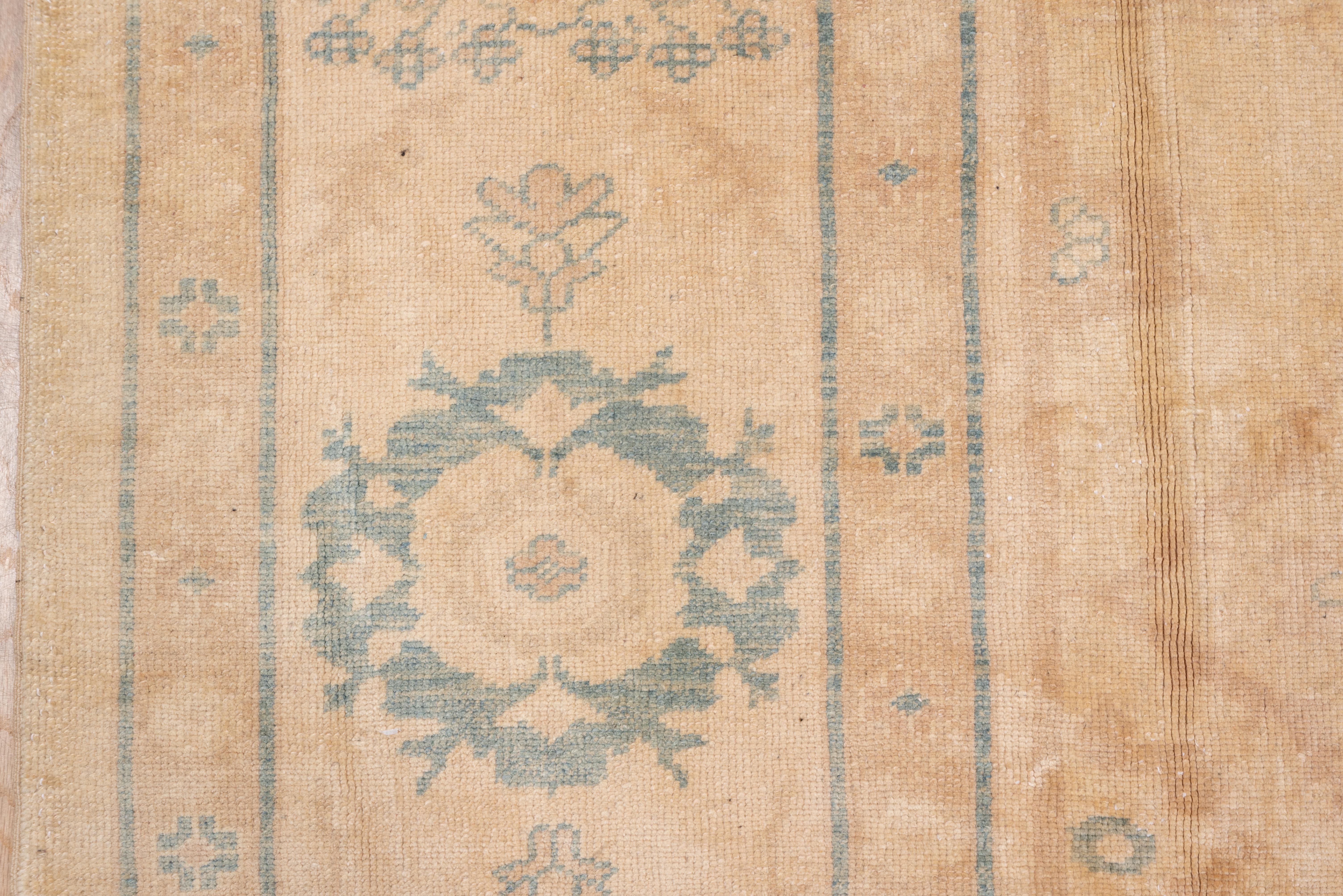 Vintage Sultanabad Rugs Weiches Korallenmedaillon-Design mit blassblauen Akzenten (20. Jahrhundert) im Angebot