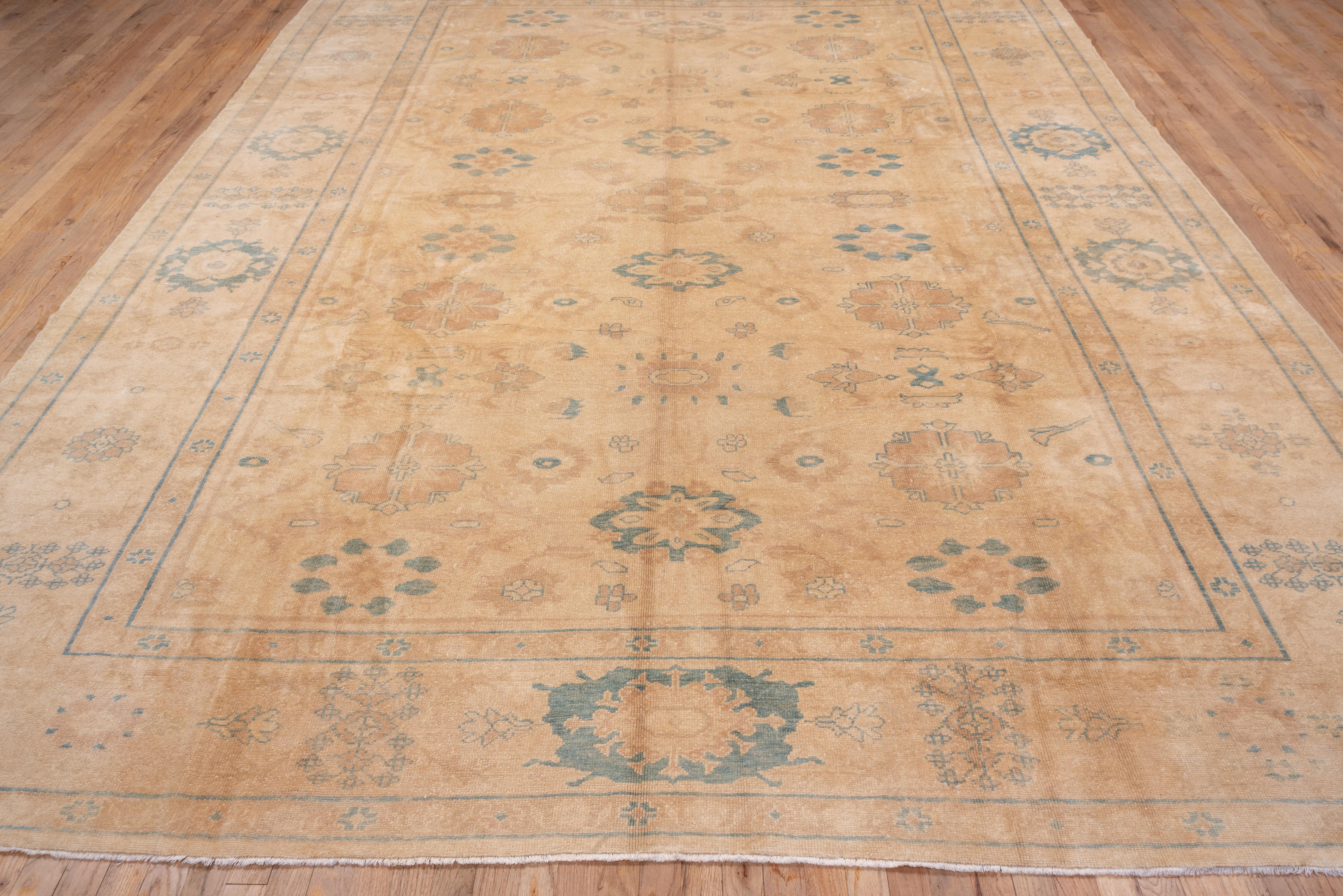 Vintage Sultanabad Rugs Weiches Korallenmedaillon-Design mit blassblauen Akzenten im Angebot 2