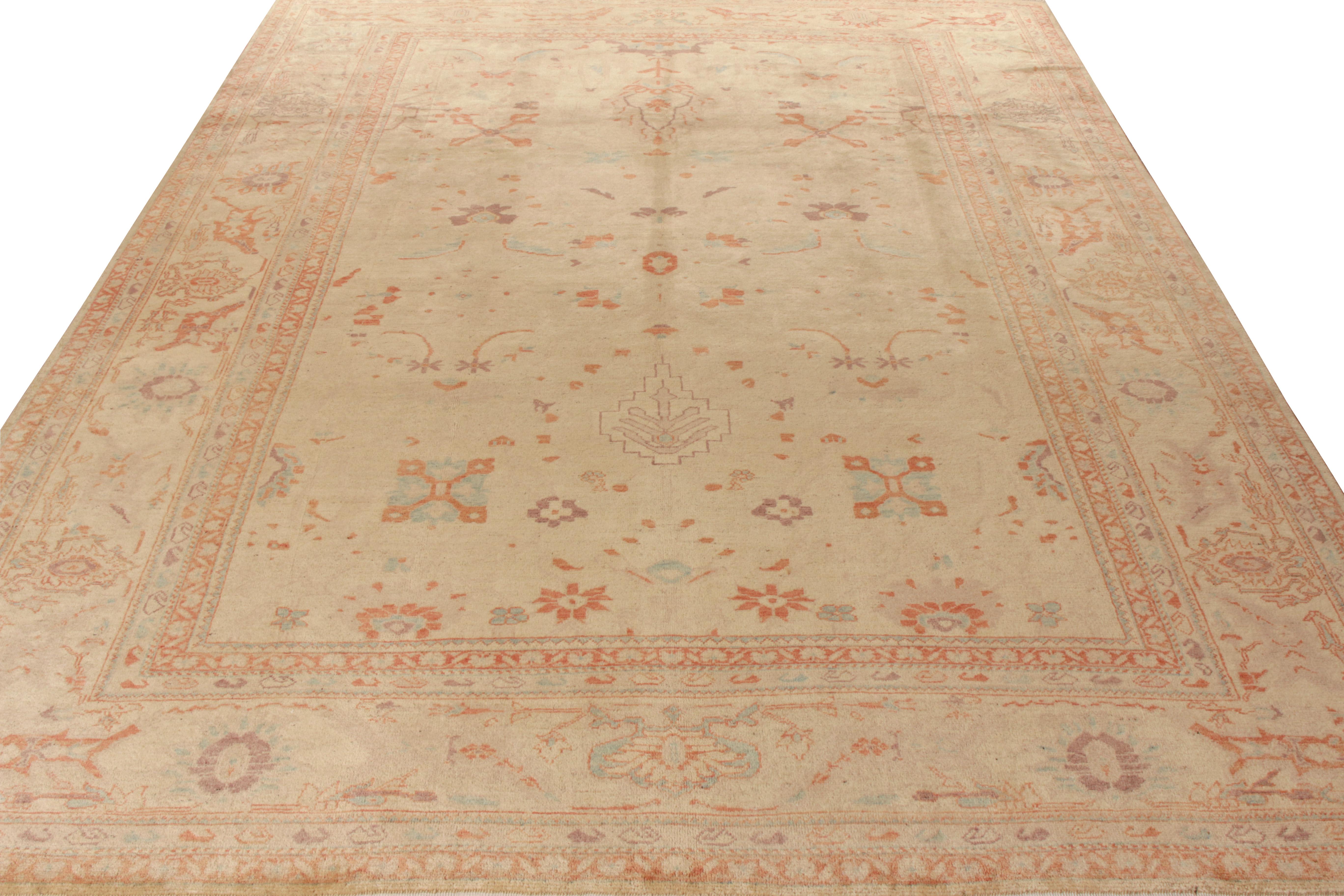 Ein 10 x 12 großer türkischer Sultanabad-Teppich in Beige und Orange aus der Modern Classics Collection von Rug & Kilim. Der handgeknüpfte Wollteppich ist ein außergewöhnlicher moderner Entwurf aus dem Werk von George Ravmamovich, der sich in