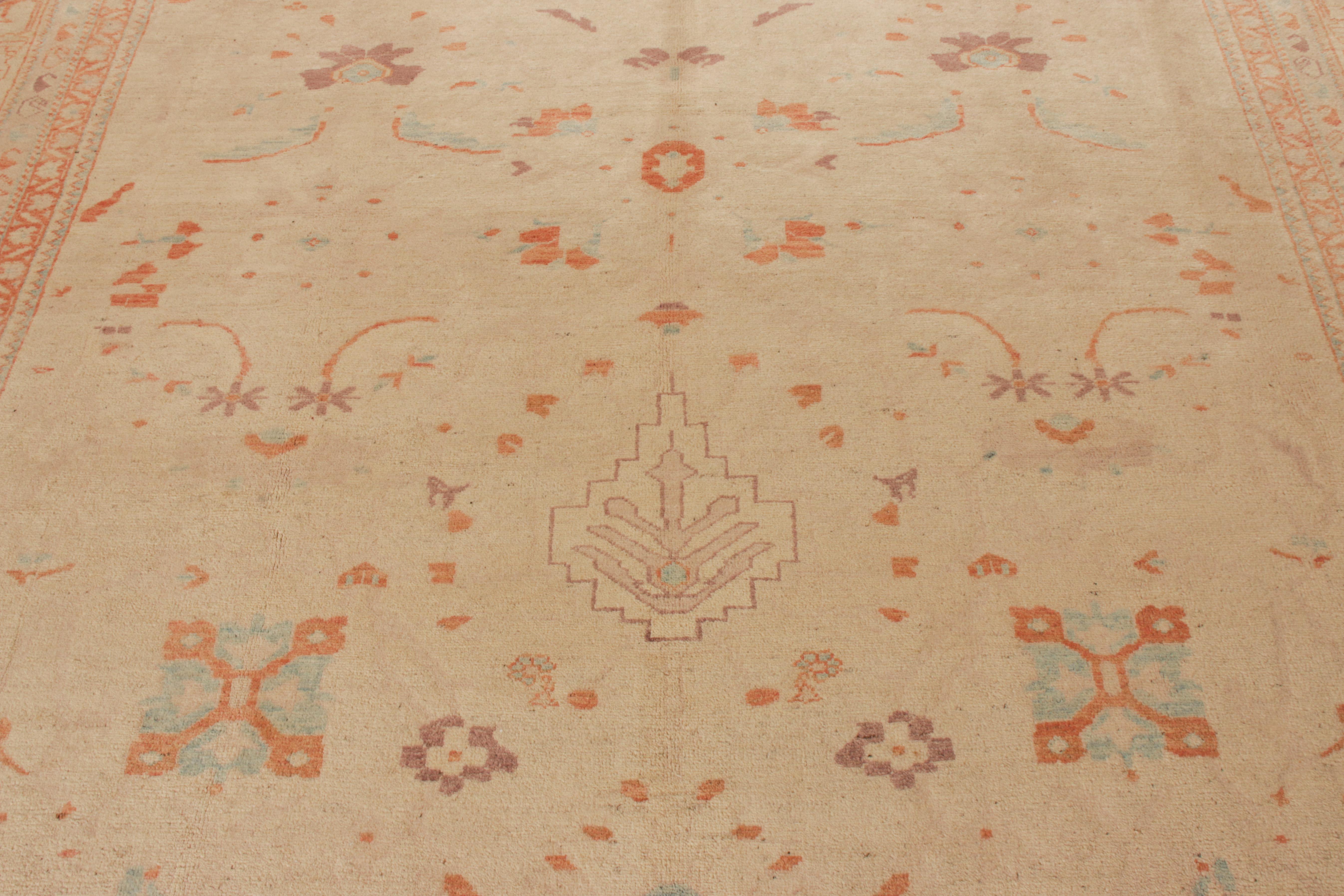 Vintage- Sultanabad-Teppich im Vintage-Stil in Beige, Orange mit Blumenmuster von Teppich & Kelim im Zustand „Gut“ im Angebot in Long Island City, NY