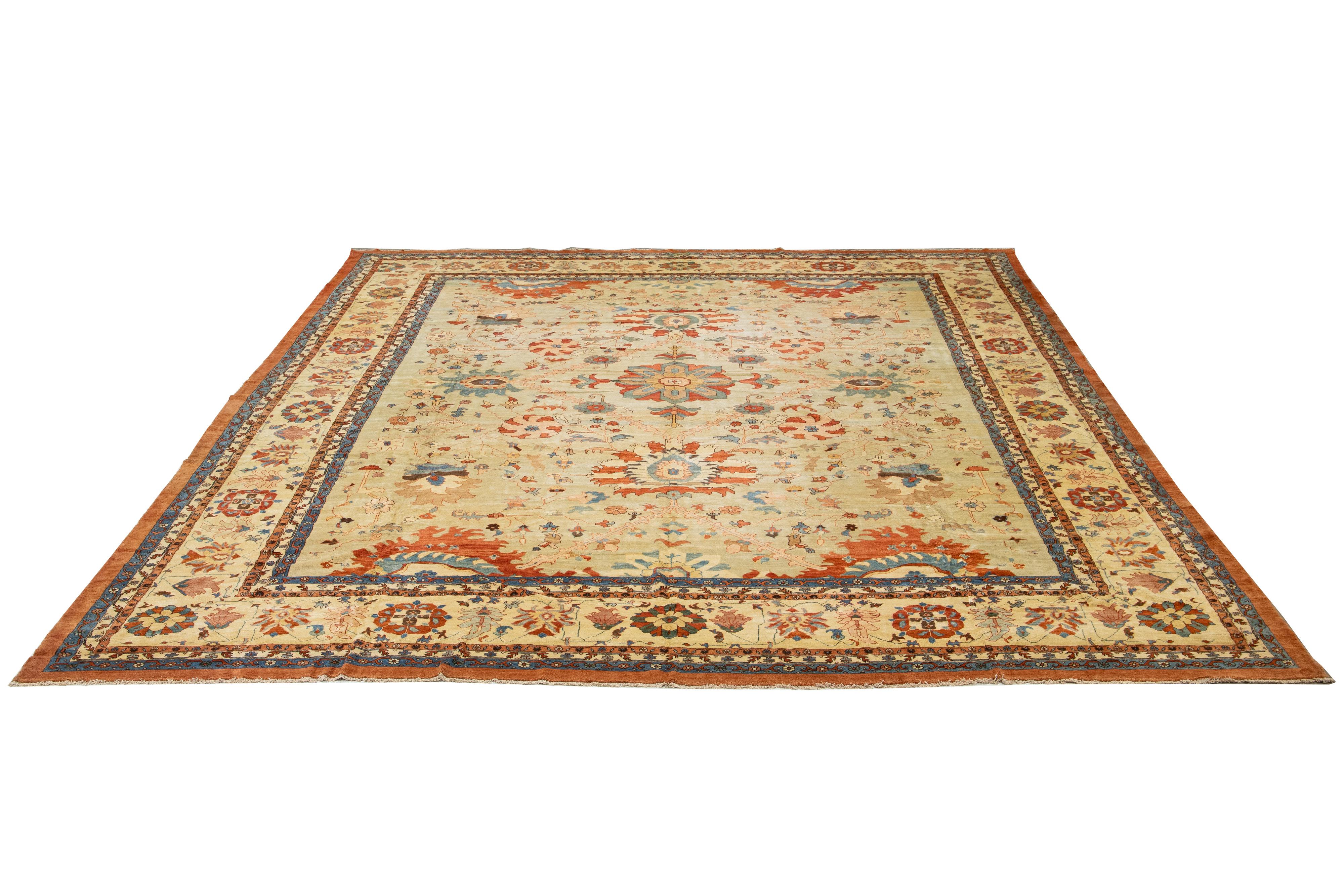 Dieser exquisite Teppich besticht durch sein blaues und beiges Grundmuster, das mit komplizierten Blumenmustern aus Rost verziert ist, die die Kunstfertigkeit und das handwerkliche Können der traditionellen Sultanabad-Designs unterstreichen. Er ist