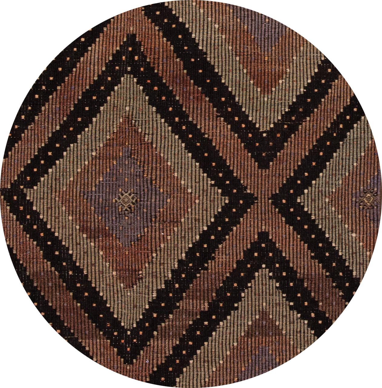 Schöner Sumakh-Teppich im Vintage-Stil mit mehrfarbigem All-Over-Motiv. Dieses Stück hat feine Details, tolle Farben und ein schönes geometrisches Design. Es wäre die perfekte Ergänzung für Ihr Zuhause.

Dieser Teppich misst 3'6 