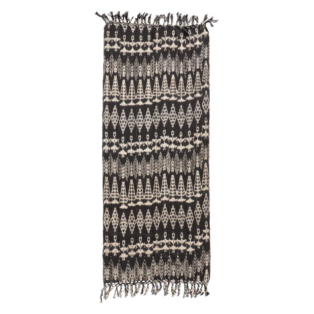 Textil vintage guatemalteco de ikat azul y blanco. ikat de urdimbre gruesa de algodón teñido al índigo e hilado a mano, tejido a partir de conjuntos de diseños de imagen especular que representan hileras de 13 árboles, bailarinas, diamantes florales