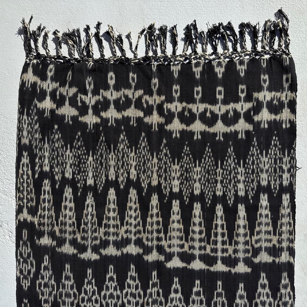 Textil vintage guatemalteco de ikat azul y blanco Arte popular en venta
