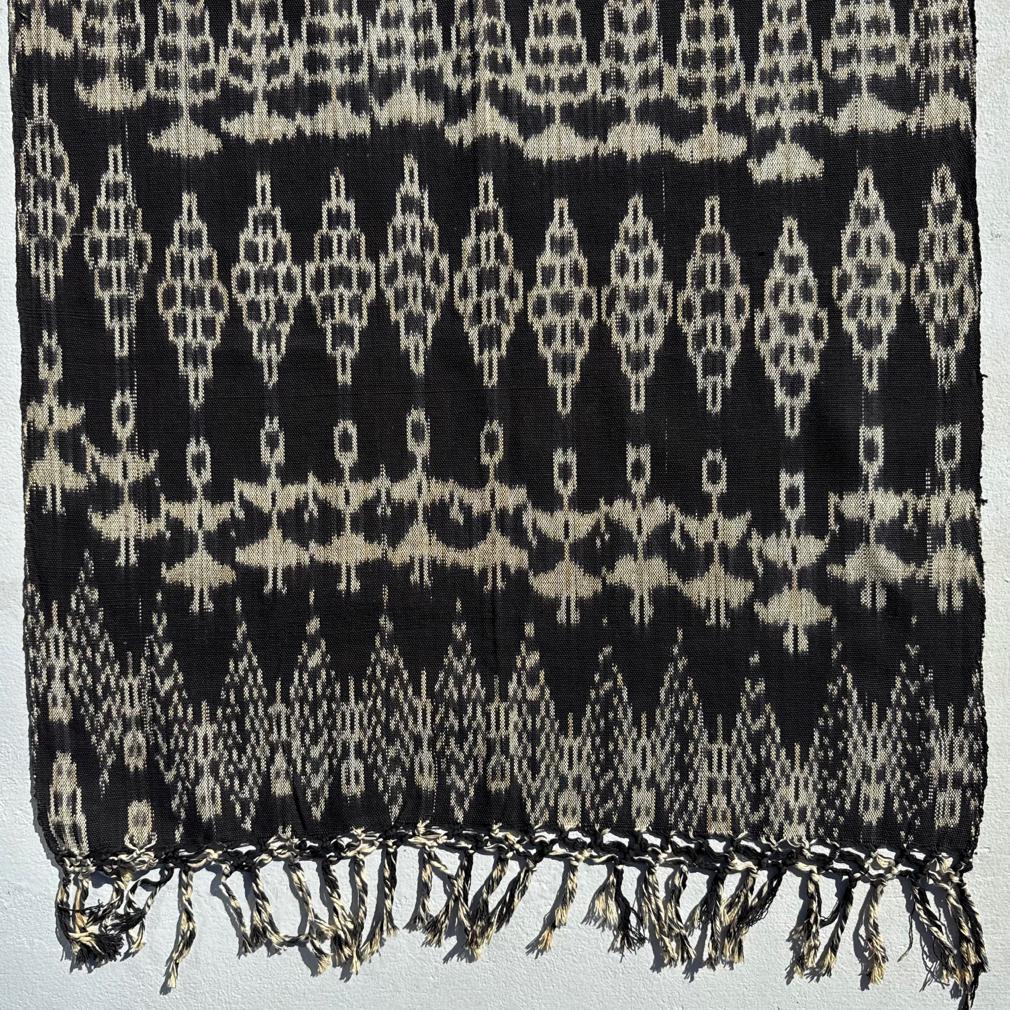 Textil vintage guatemalteco de ikat azul y blanco Ikat en venta