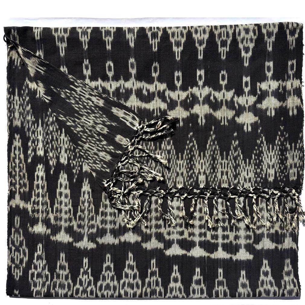 Textil vintage guatemalteco de ikat azul y blanco en venta 1