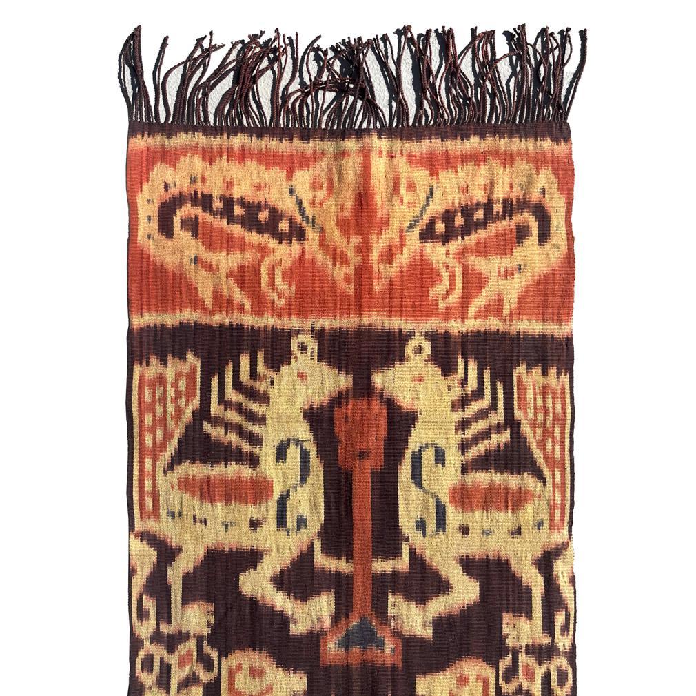 Pañuelo/pañuelo de hombro Vintage Sumba Slendang con diseño de animales. Urdimbre de algodón teñido con índigo y raíz de morinda tejida a mano en un diseño de imagen especular que representa un arca de parejas de animales, incluidos monos, ciervos,