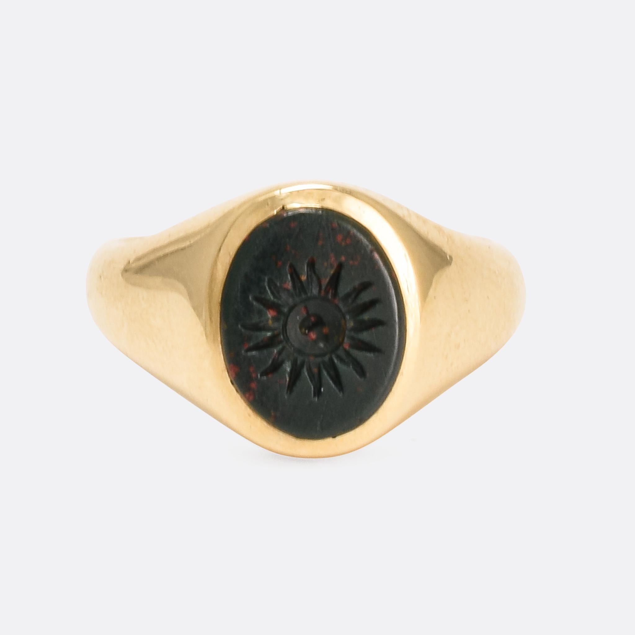 Cool vintage bloodstone signet ring, the oval face has been intaglio carved with an acorn within a sun. It's modelled in 9 karat yellow gold, with London hallmarks dating it to the year 1972.

STONES 
Bloodstone - 10.0 x 7.7mm

RING SIZE
4.75