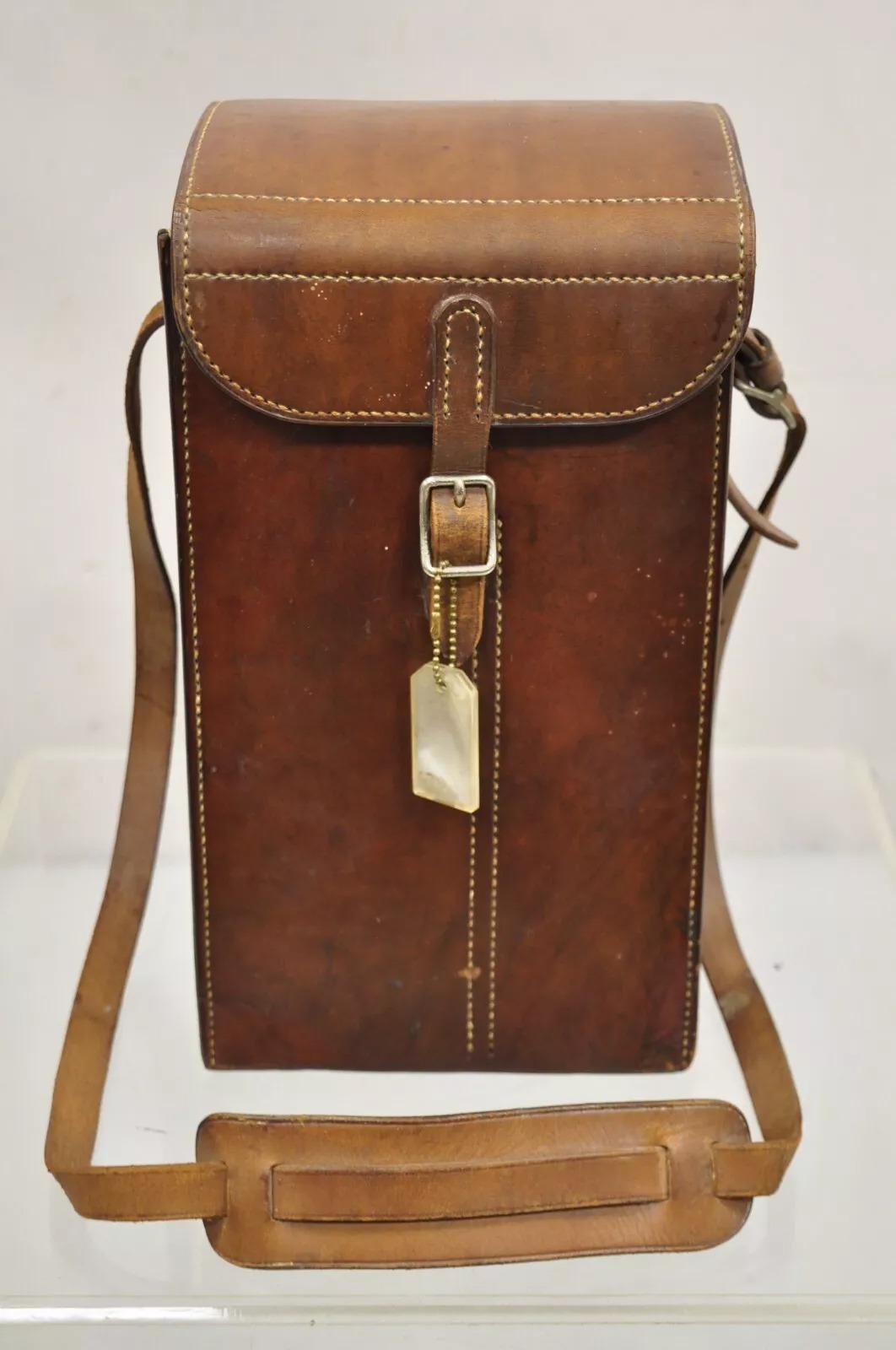 Vintage Sun Lite II Blitzgerät und tragbares Akkupack in brauner Ledertasche. Die Auflistung umfasst das gesamte Zubehör auf den Fotos. Allein die braune Ledertasche ist sehr schön. Circa Mitte des 20. Jahrhunderts. Abmessungen: Gehäuse: 13,5