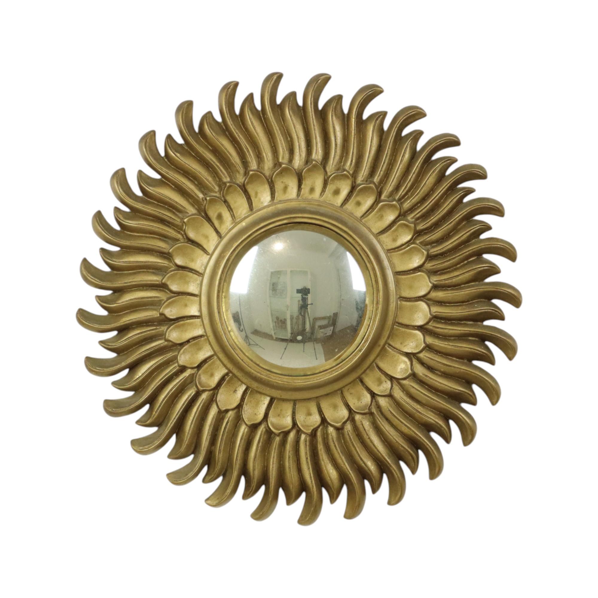 Schöner und seltener Vintage-Sonnenspiegel, Sunburst-Spiegel mit gewölbtem Spiegelglas und gewellten Sonnenstrahlen, aus goldfarbenem Harz, Designobjekt aus den 60er Jahren, auf der Rückseite nummeriert 509. Dieser Spiegel hat eine schöne