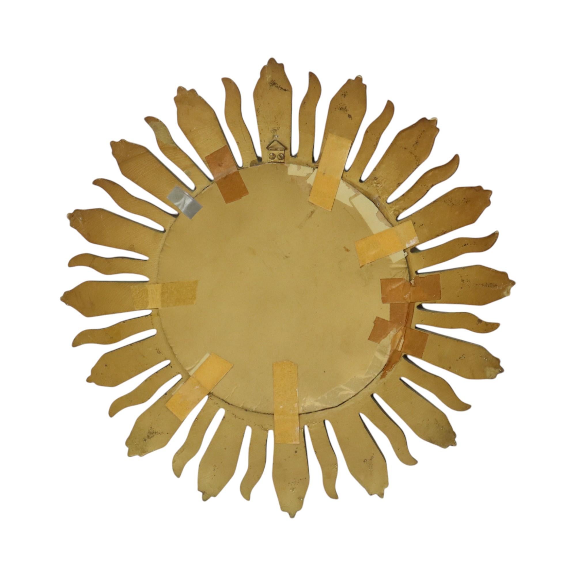 Vieux miroir Sunburst miroir convexe résine dorée 48 cm en vente 5