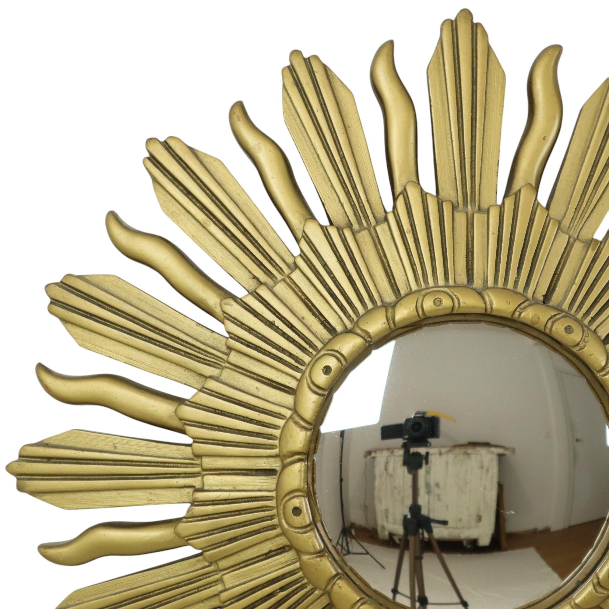 Magnifique miroir solaire vintage, miroir ensoleillé avec verre miroir convexe, en résine ou résine couleur or, objet design des années 60.

Ces miroirs deviennent de plus en plus rares, pièce de collection authentique et intemporelle, également
