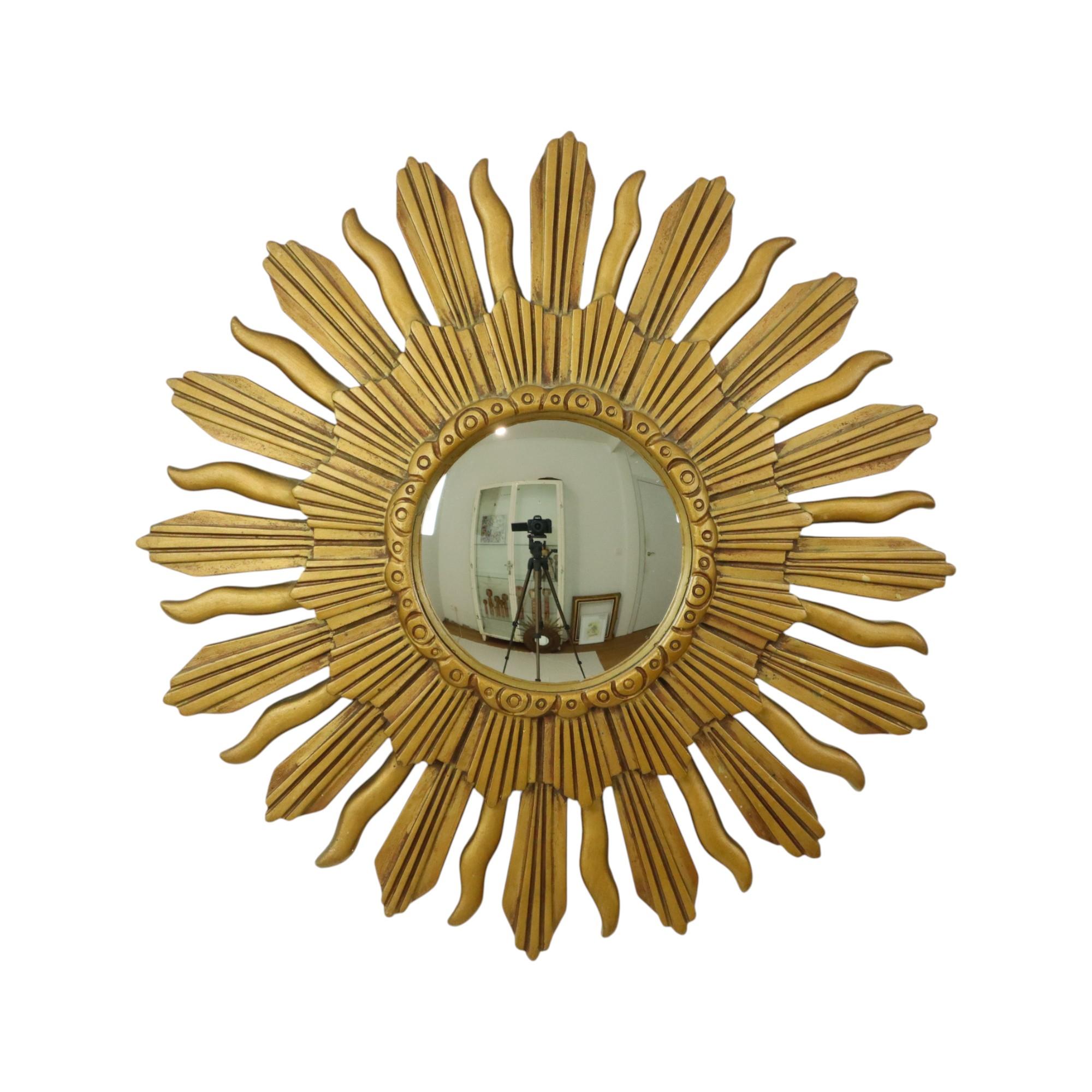 Bellissimo specchio solare vintage, specchio a raggiera con vetro a specchio convesso, realizzato in resina o resina color oro, oggetto di design anni '60.

Questi specchi stanno diventando sempre più rari, autentici e intramontabili oggetti da