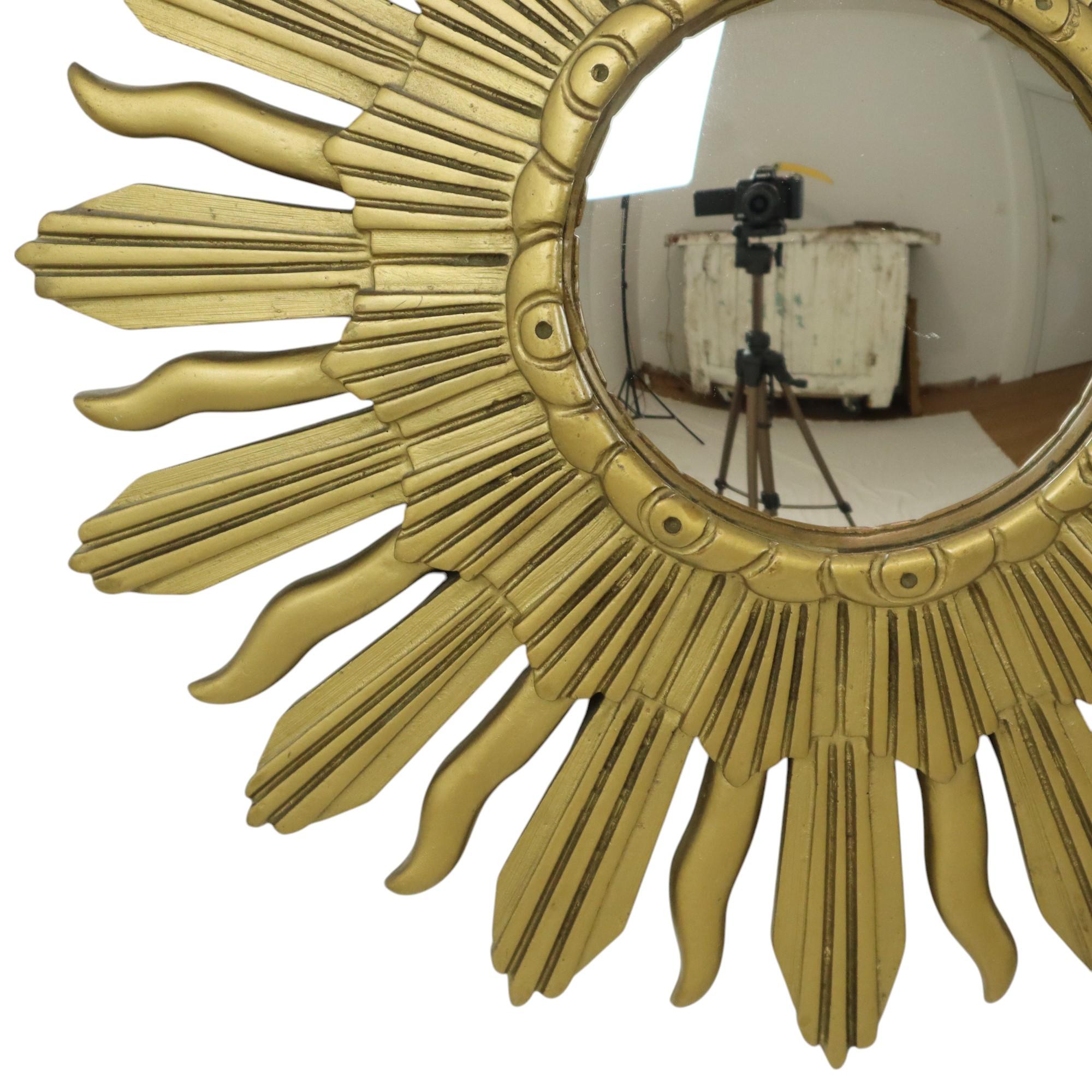 Mid-Century Modern Vieux miroir Sunburst miroir convexe résine dorée 48 cm en vente