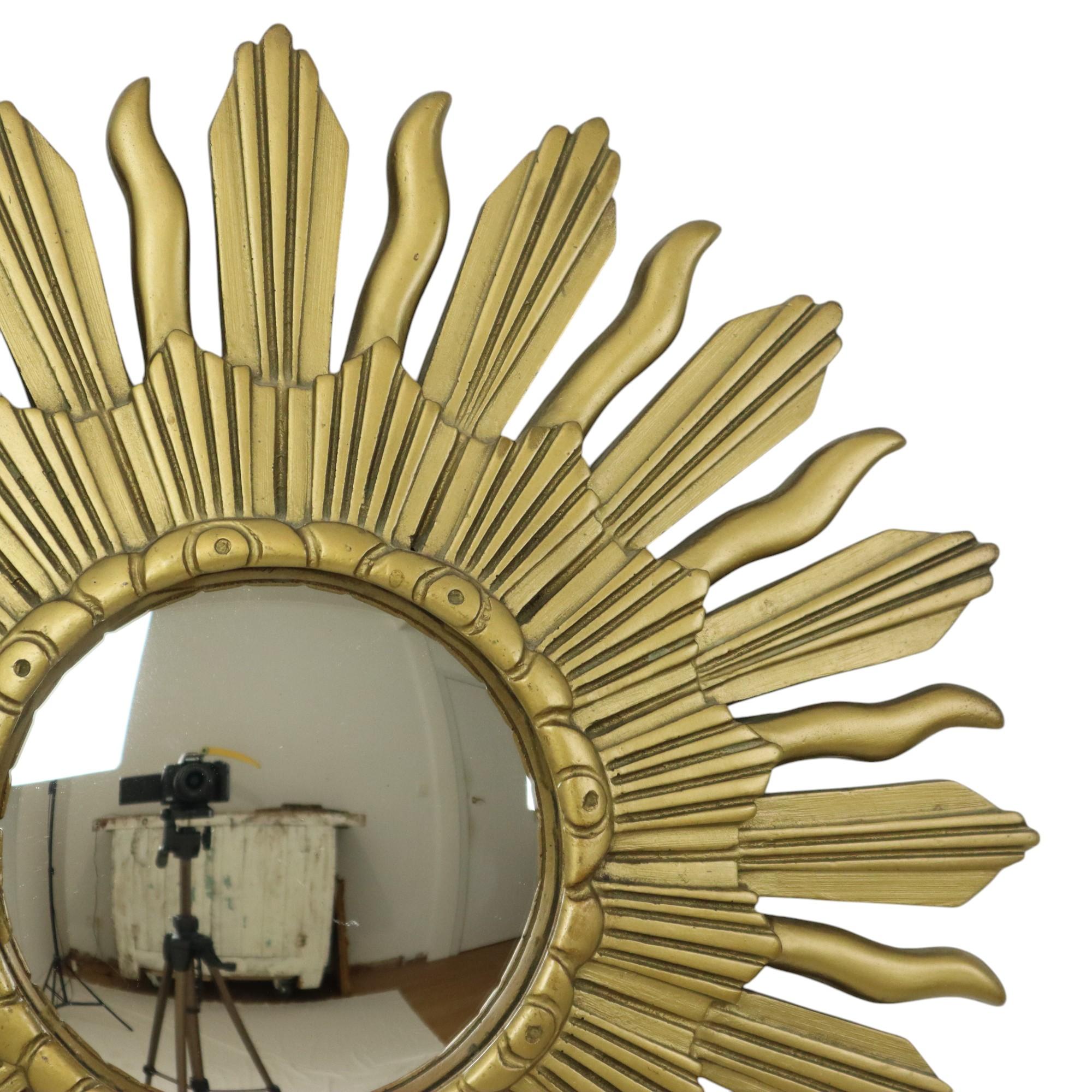 Européen Vieux miroir Sunburst miroir convexe résine dorée 48 cm en vente
