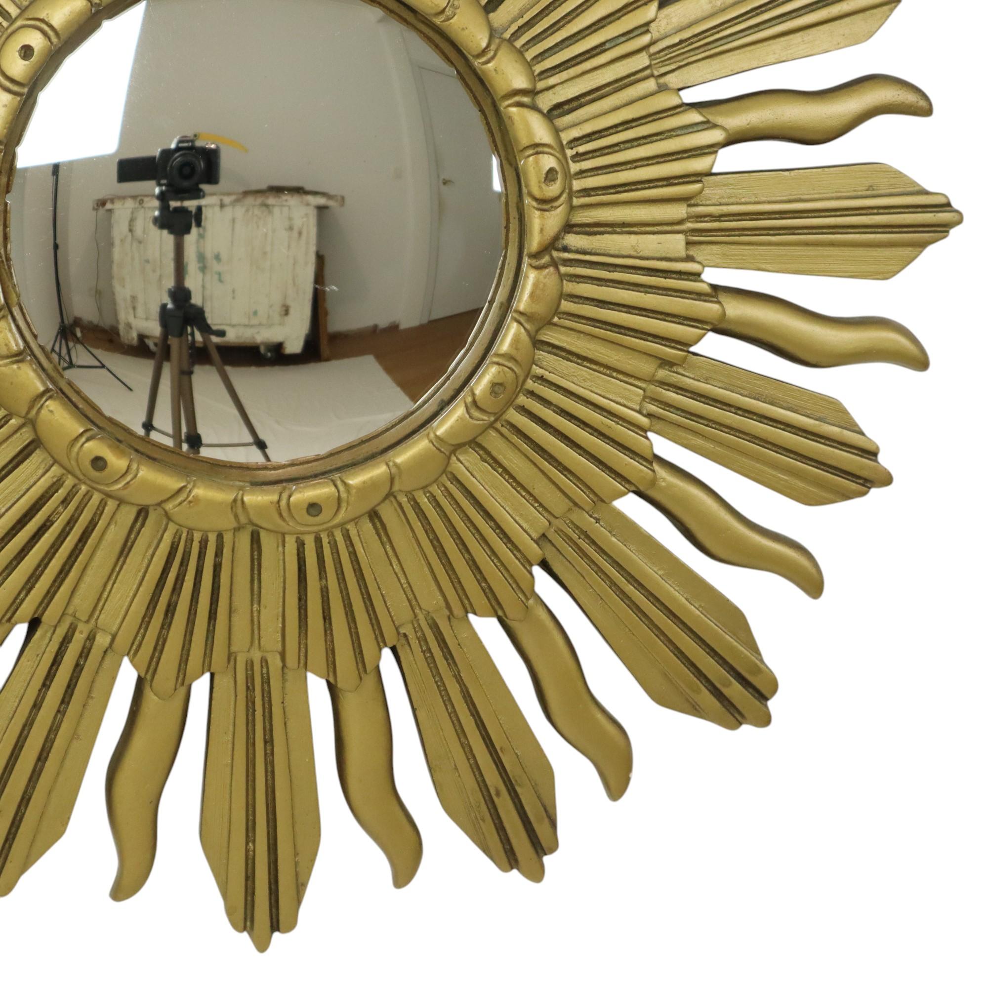 Vieux miroir Sunburst miroir convexe résine dorée 48 cm Bon état - En vente à Poperinge, BE