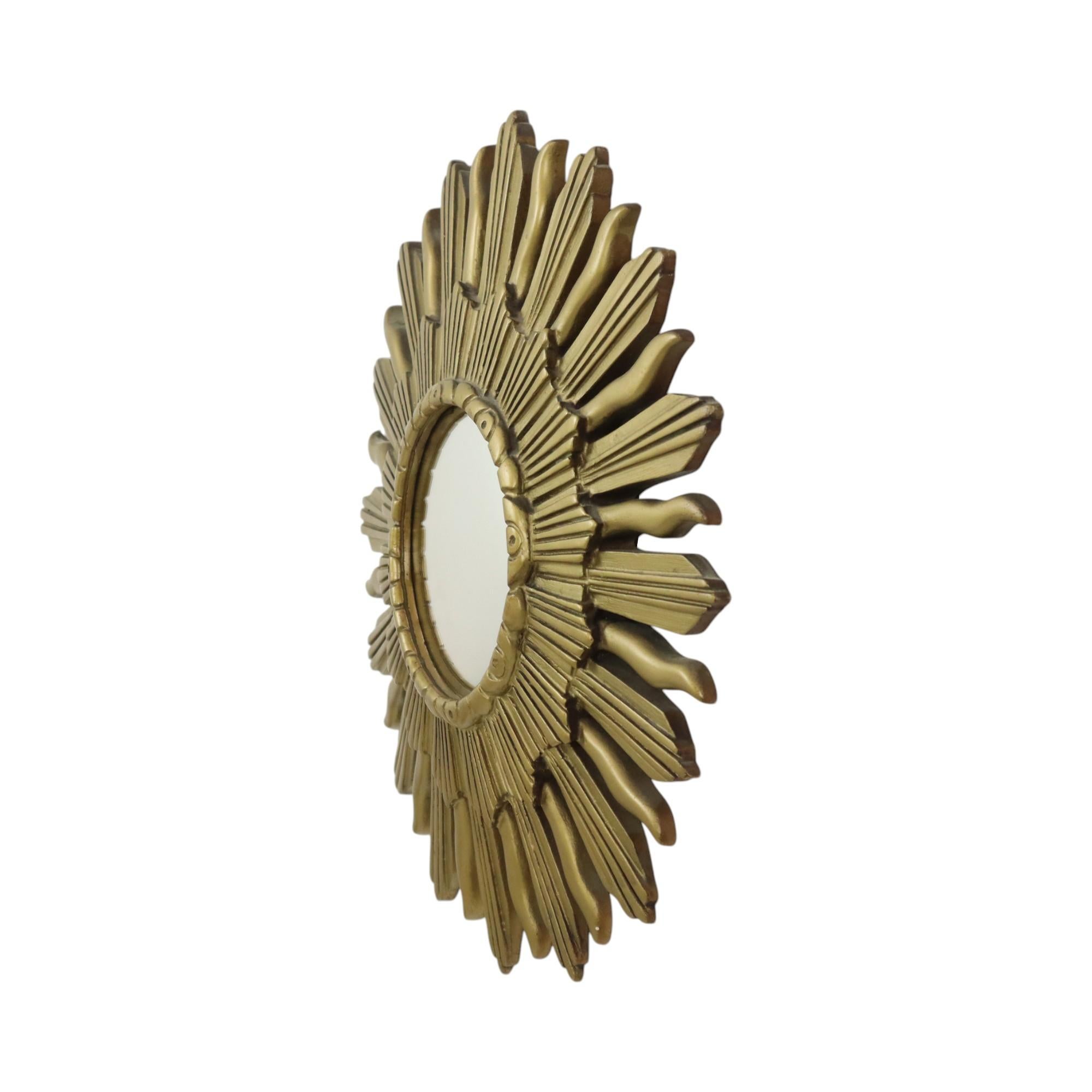 Vieux miroir Sunburst miroir convexe résine dorée 48 cm en vente 2